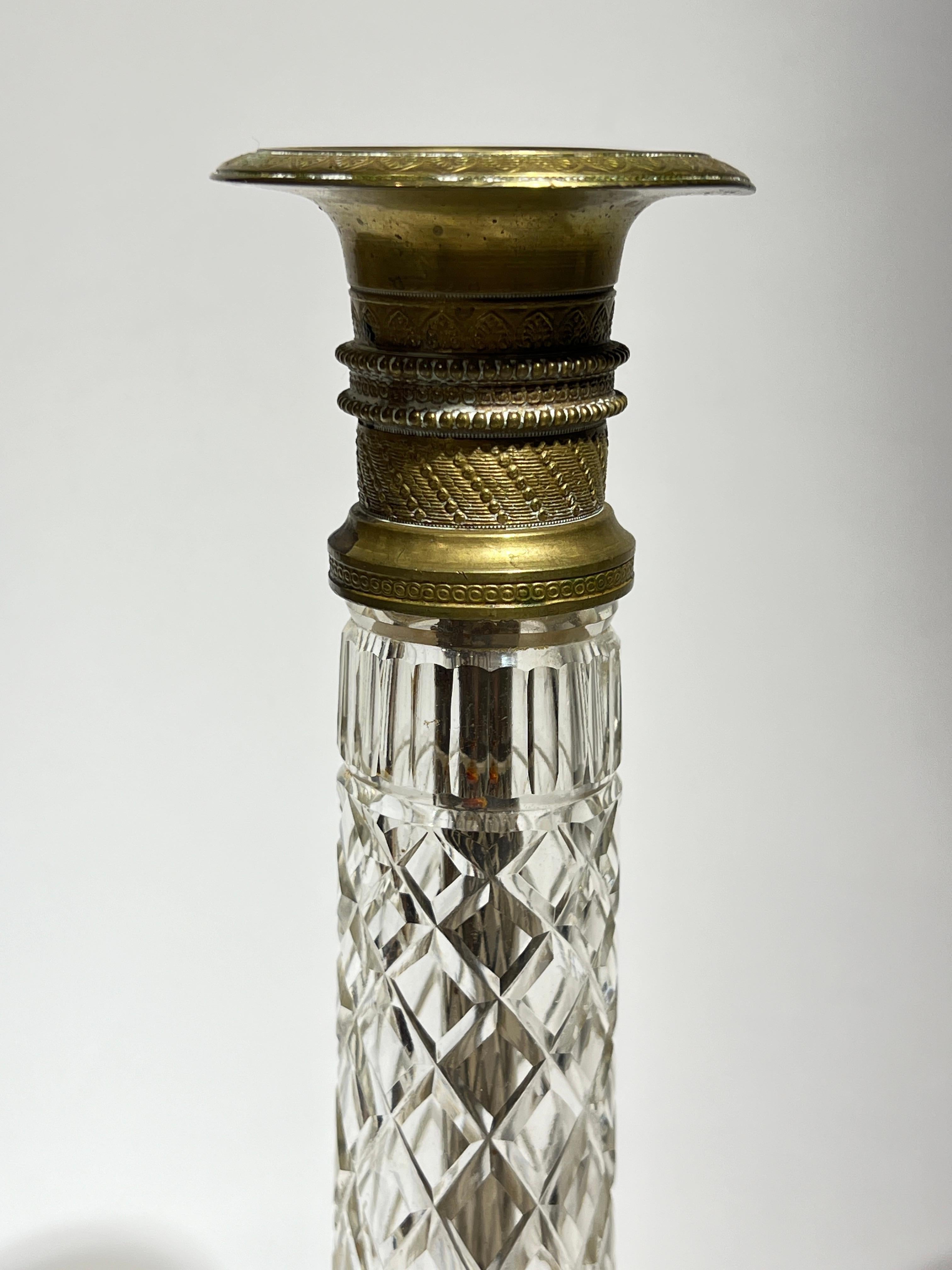 XIXe siècle Paire de chandeliers de style Empire en bronze doré et verre taillé du 19e siècle en vente