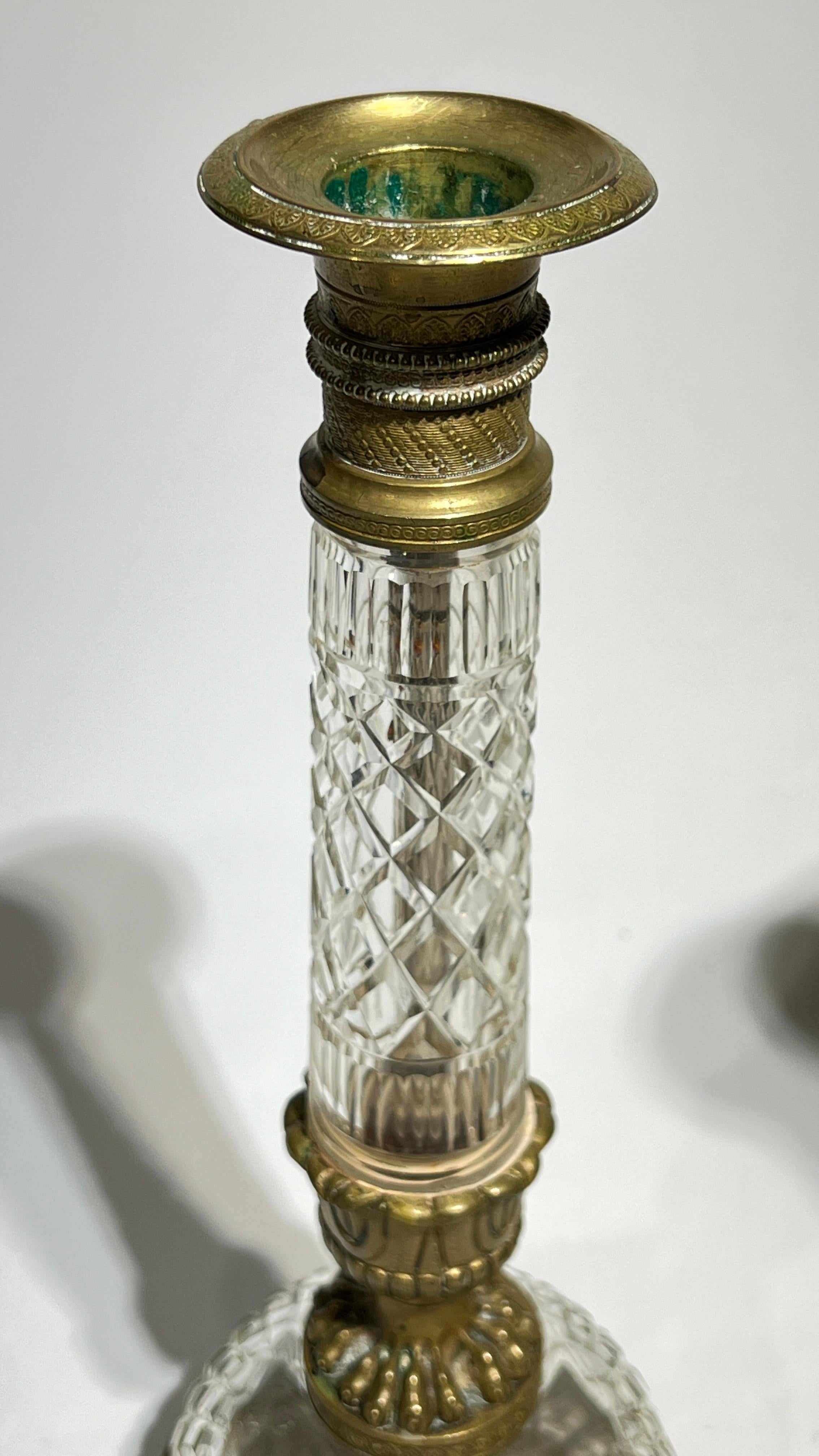 Paire de chandeliers de style Empire en bronze doré et verre taillé du 19e siècle en vente 1