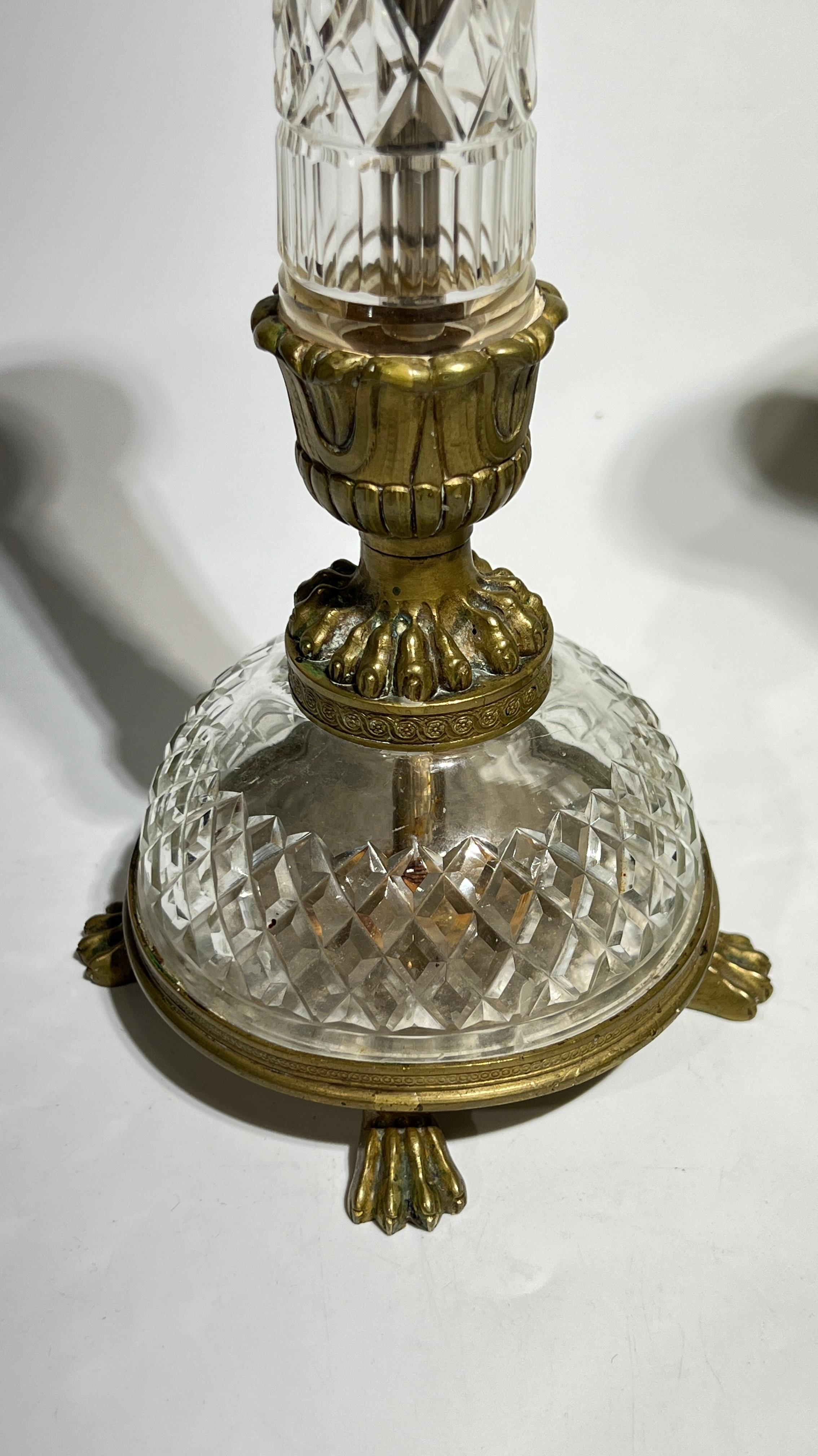 Paire de chandeliers de style Empire en bronze doré et verre taillé du 19e siècle en vente 4