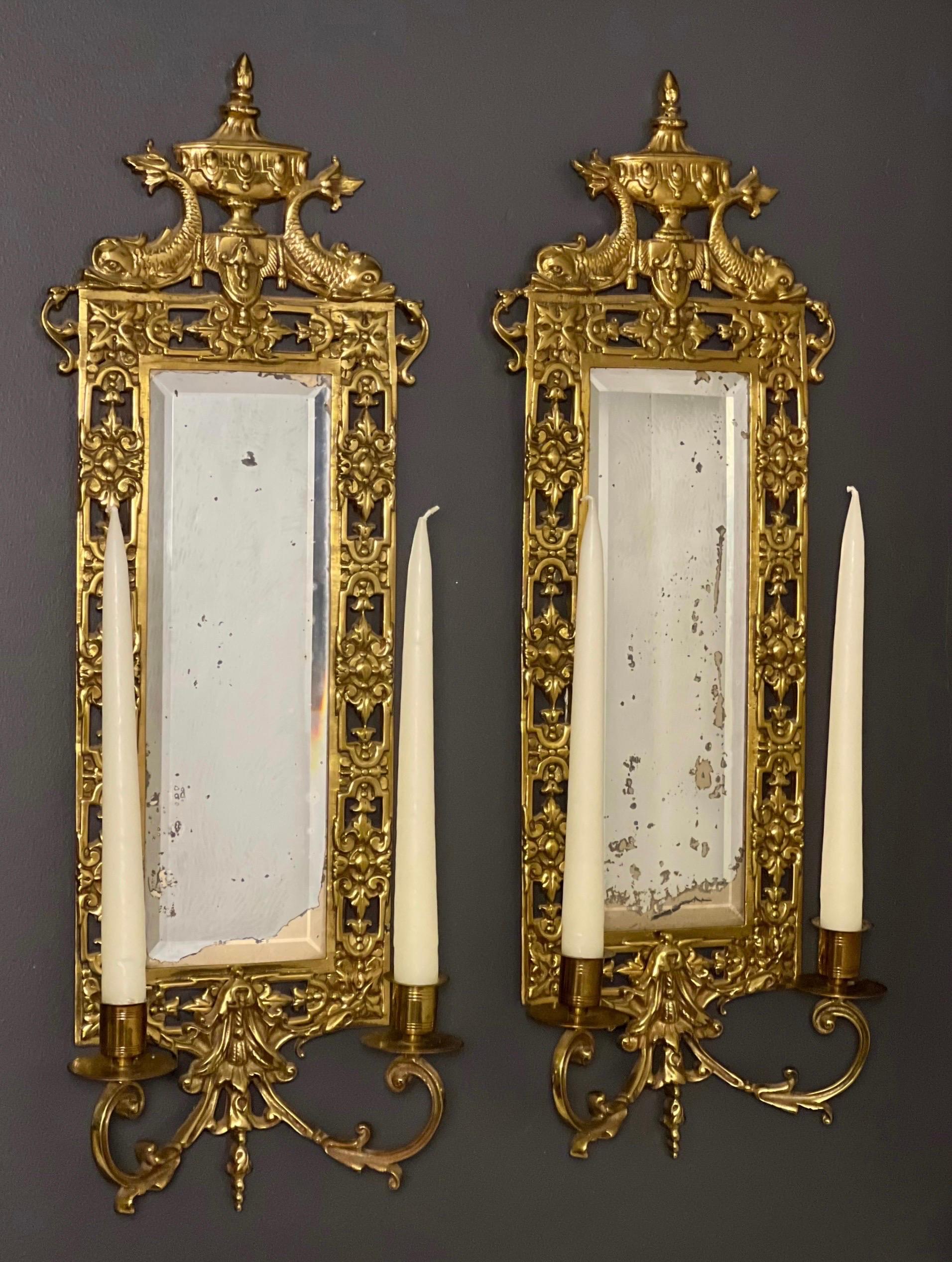 Paar schmale, rechteckige Girandolen aus vergoldeter Bronze mit abgeschrägtem Spiegel und zwei Kandelabern, um 1890. Reich verzierter Rahmen mit durchbrochenen Fleur-de-Lis, architektonischen Motiven im Stil der Renaissance und Schriftrollen,