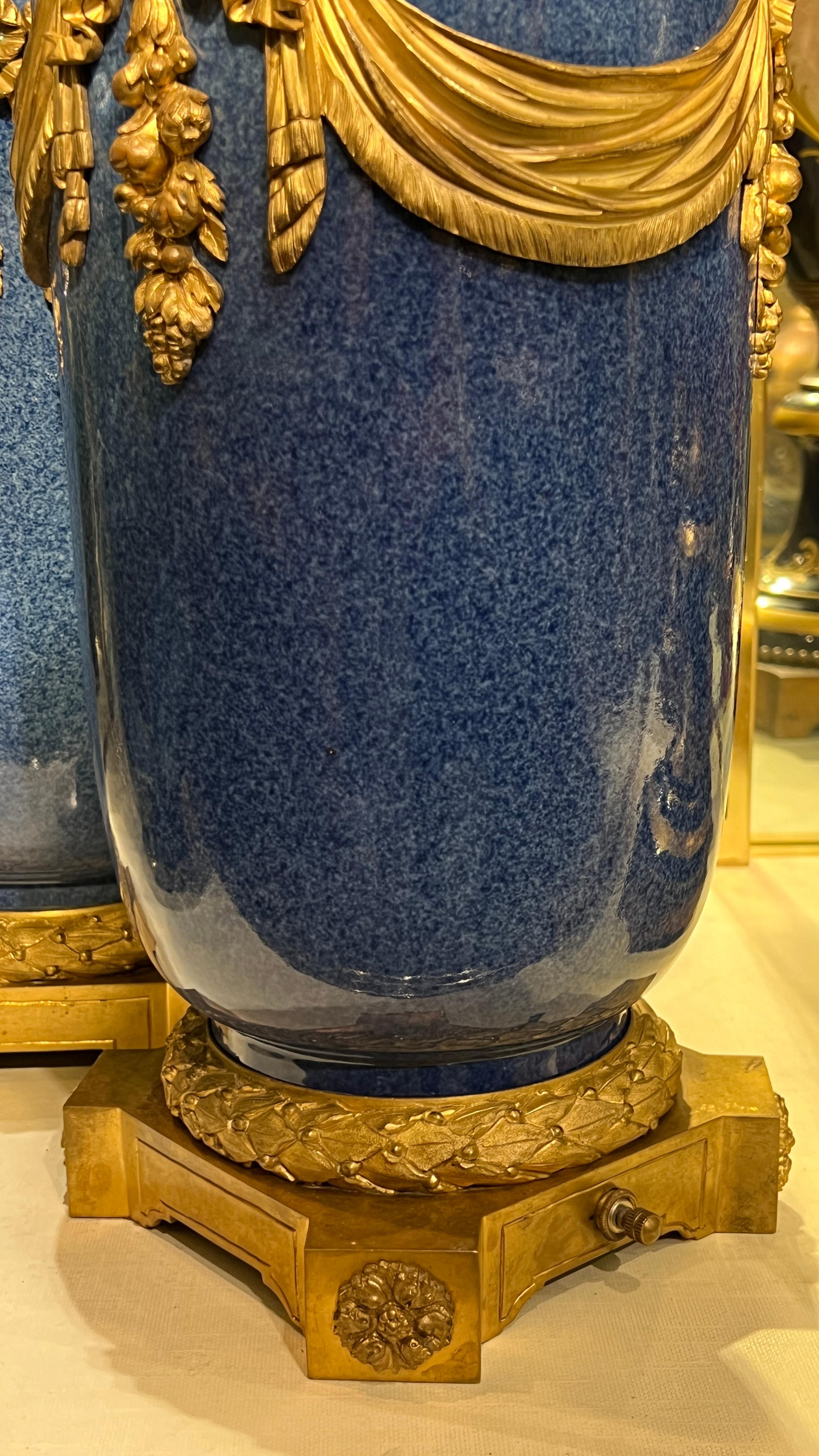 Pareja de Lámparas de Sobremesa de Porcelana Esmaltada Azul Cáscara de Huevo del Siglo XIX Montadas en Bronce Dorado en venta 3