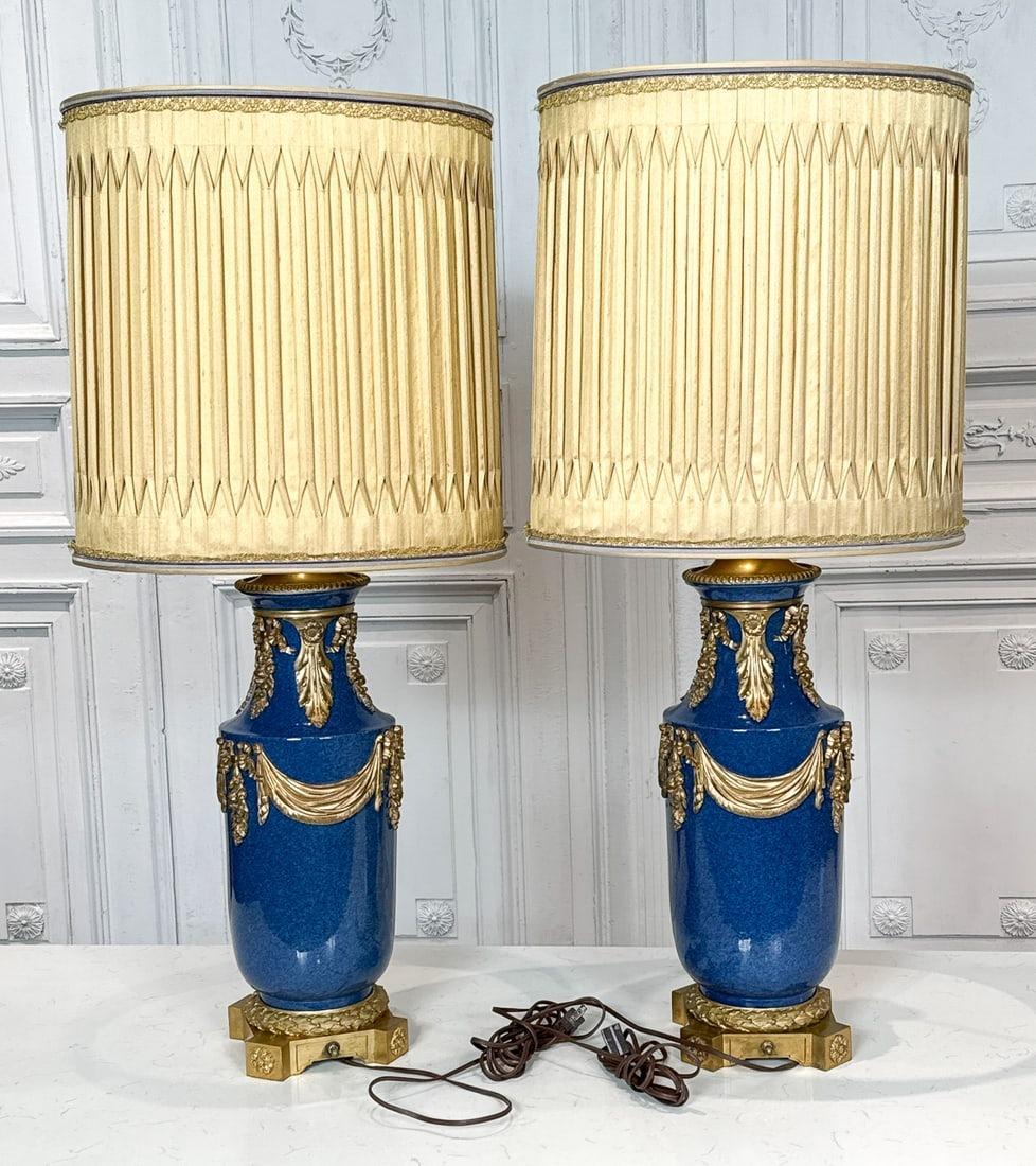 Pareja de jarrones antiguos (finales del siglo XIX) de porcelana francesa de estilo Luis XVI, con precioso esmalte chino azul cáscara de huevo y monturas neoclásicas de bronce dorado finamente fundidas, que incluyen rosetas, coronas de laurel,