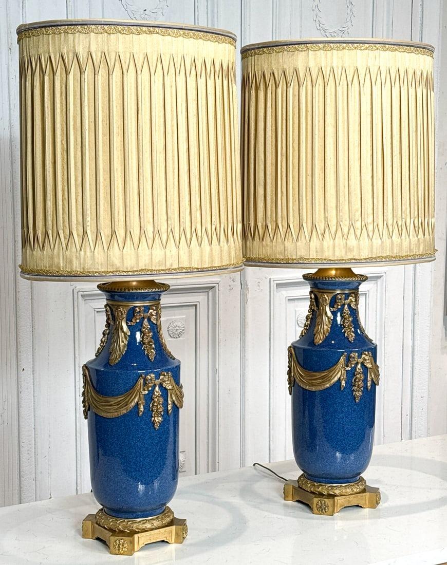 Pareja de Lámparas de Sobremesa de Porcelana Esmaltada Azul Cáscara de Huevo del Siglo XIX Montadas en Bronce Dorado Luis XVI en venta