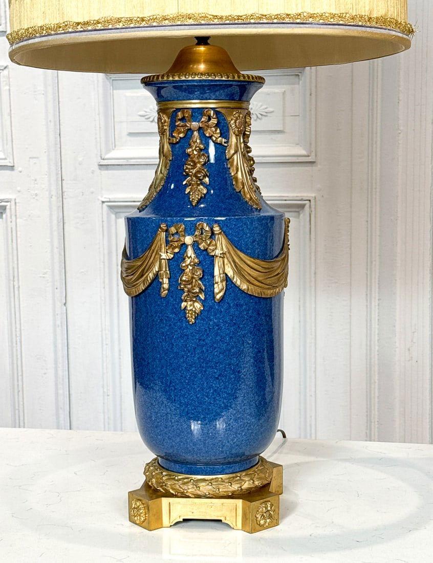 Pareja de Lámparas de Sobremesa de Porcelana Esmaltada Azul Cáscara de Huevo del Siglo XIX Montadas en Bronce Dorado Francés en venta