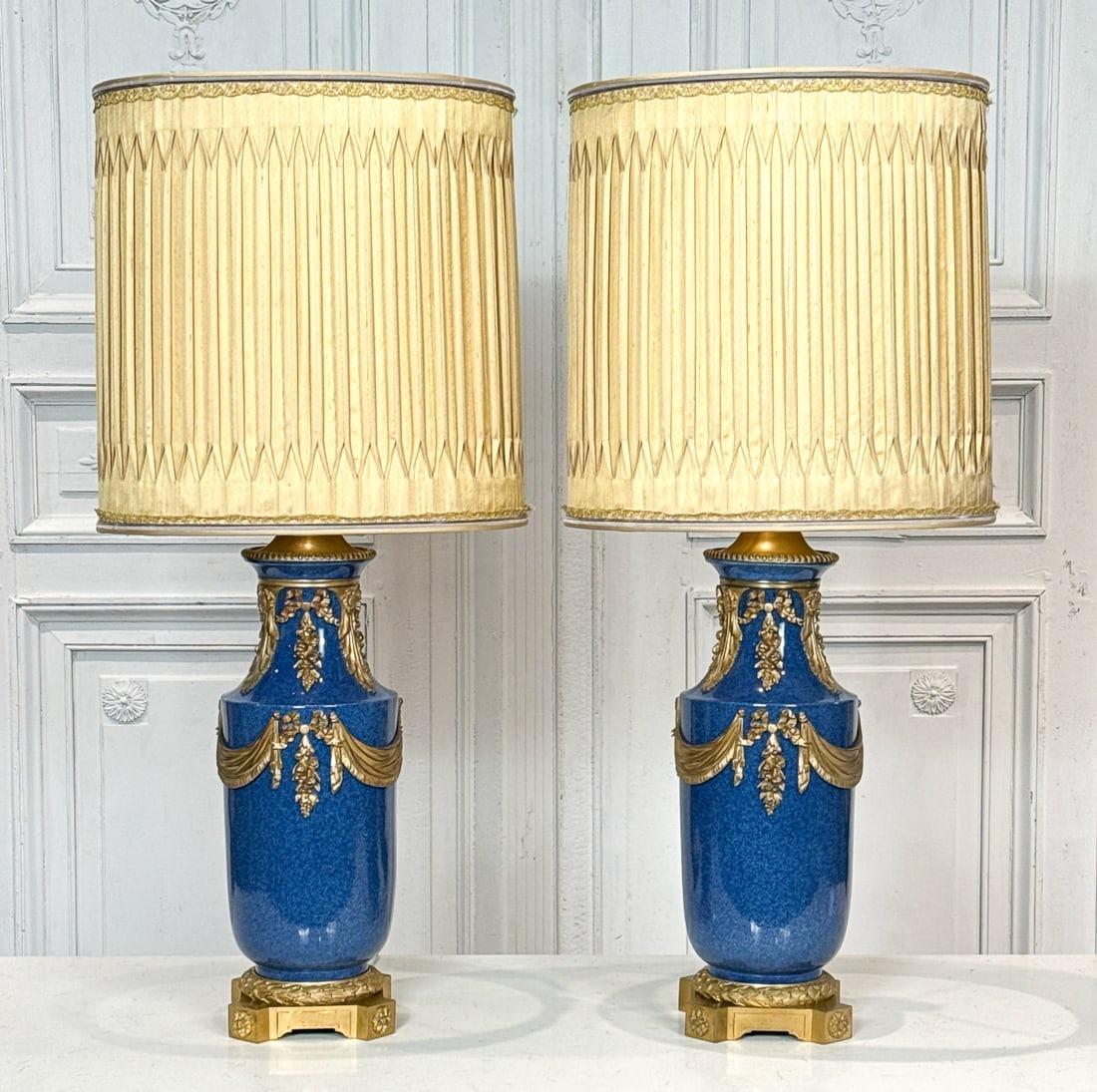 Pareja de Lámparas de Sobremesa de Porcelana Esmaltada Azul Cáscara de Huevo del Siglo XIX Montadas en Bronce Dorado Glaseado en venta