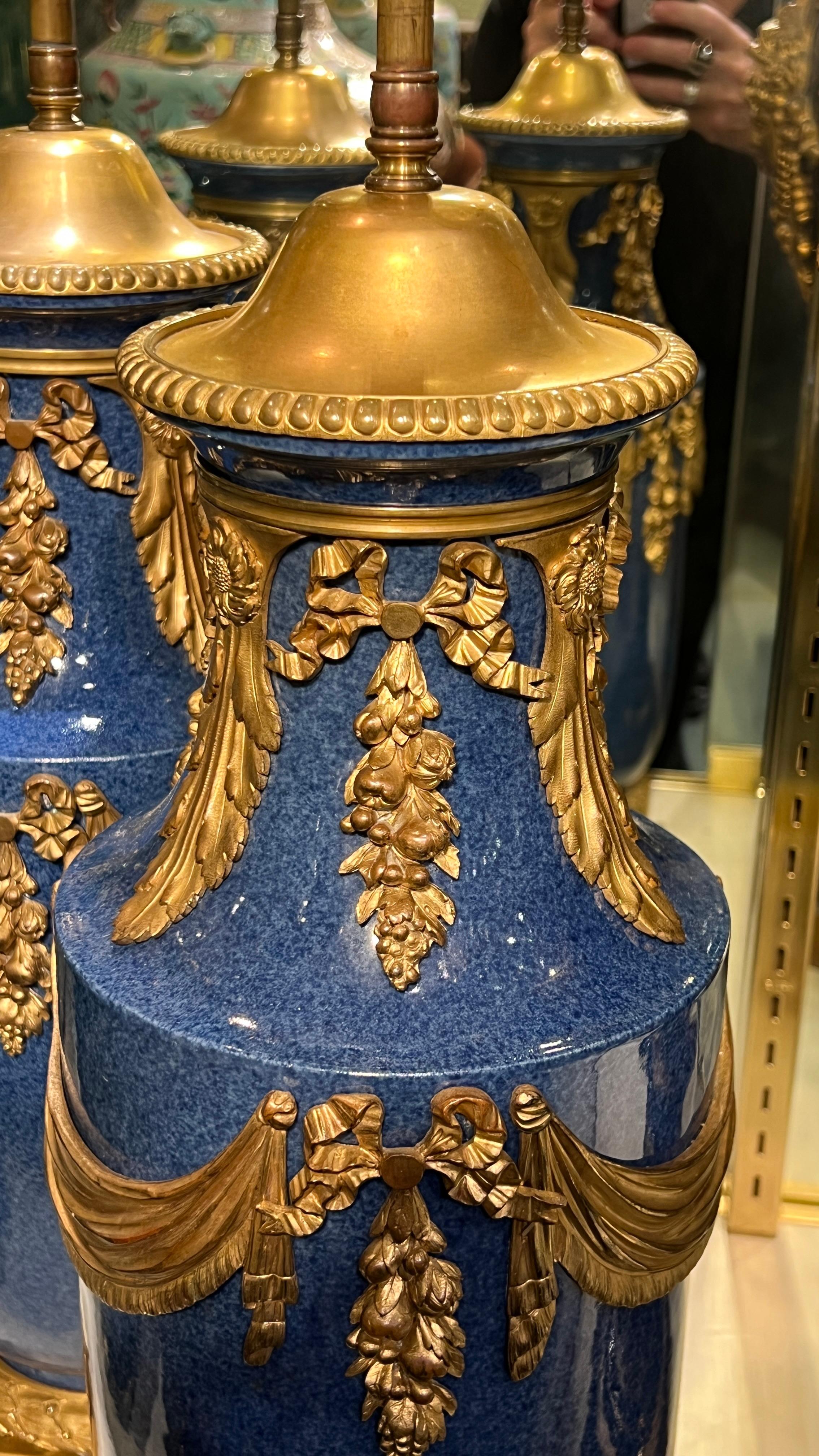 Pareja de Lámparas de Sobremesa de Porcelana Esmaltada Azul Cáscara de Huevo del Siglo XIX Montadas en Bronce Dorado en Bueno estado para la venta en New York, NY