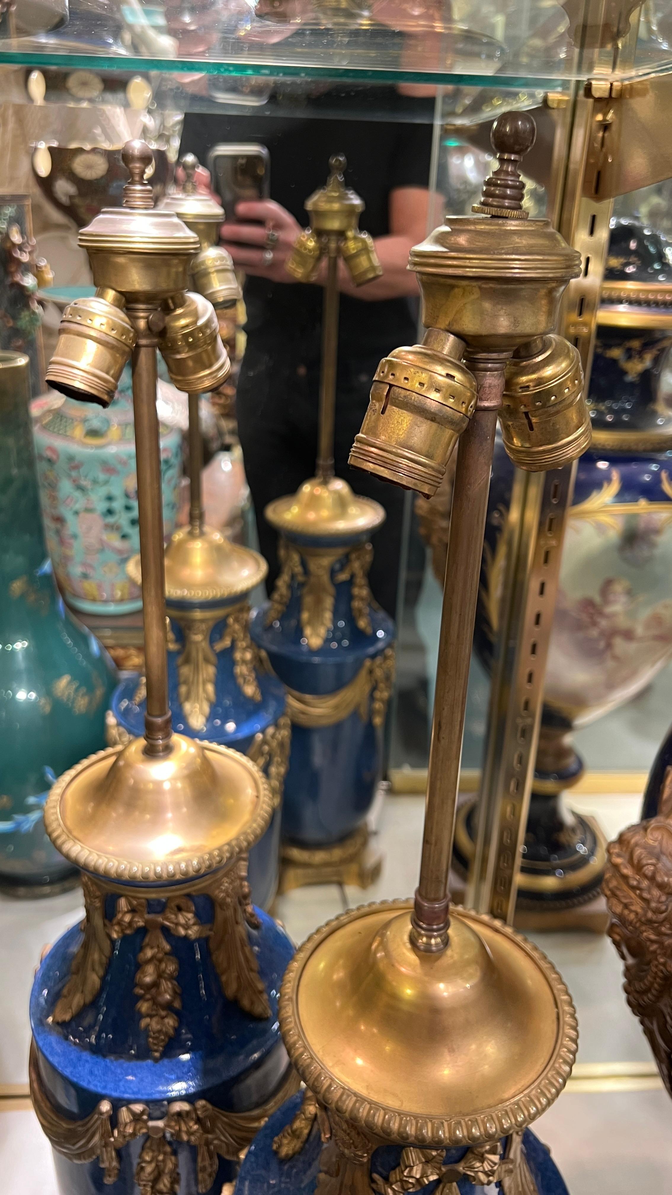 Pareja de Lámparas de Sobremesa de Porcelana Esmaltada Azul Cáscara de Huevo del Siglo XIX Montadas en Bronce Dorado en venta 1