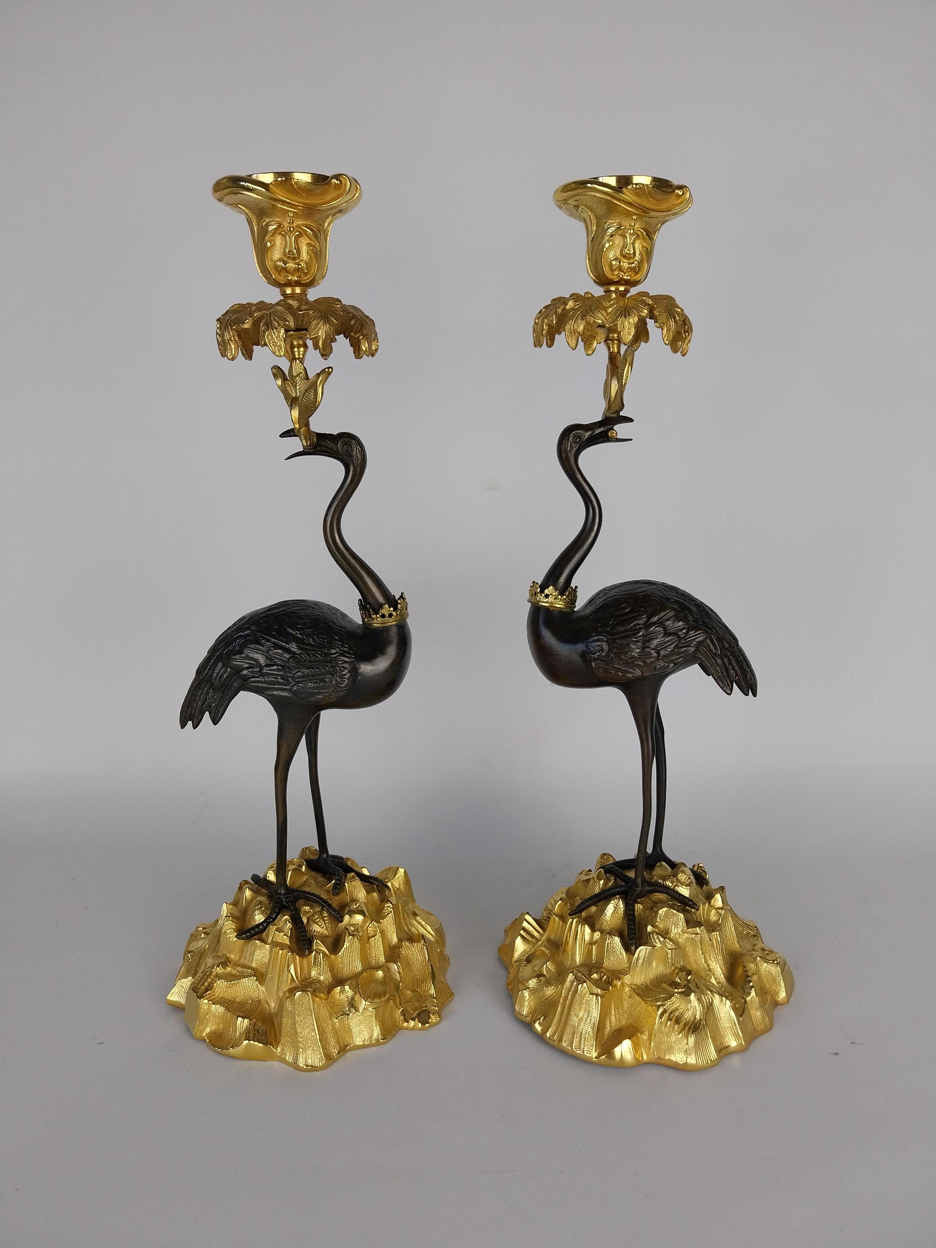 Coppia di candelieri a cicogna in bronzo dorato del XIX secolo in vendita 3