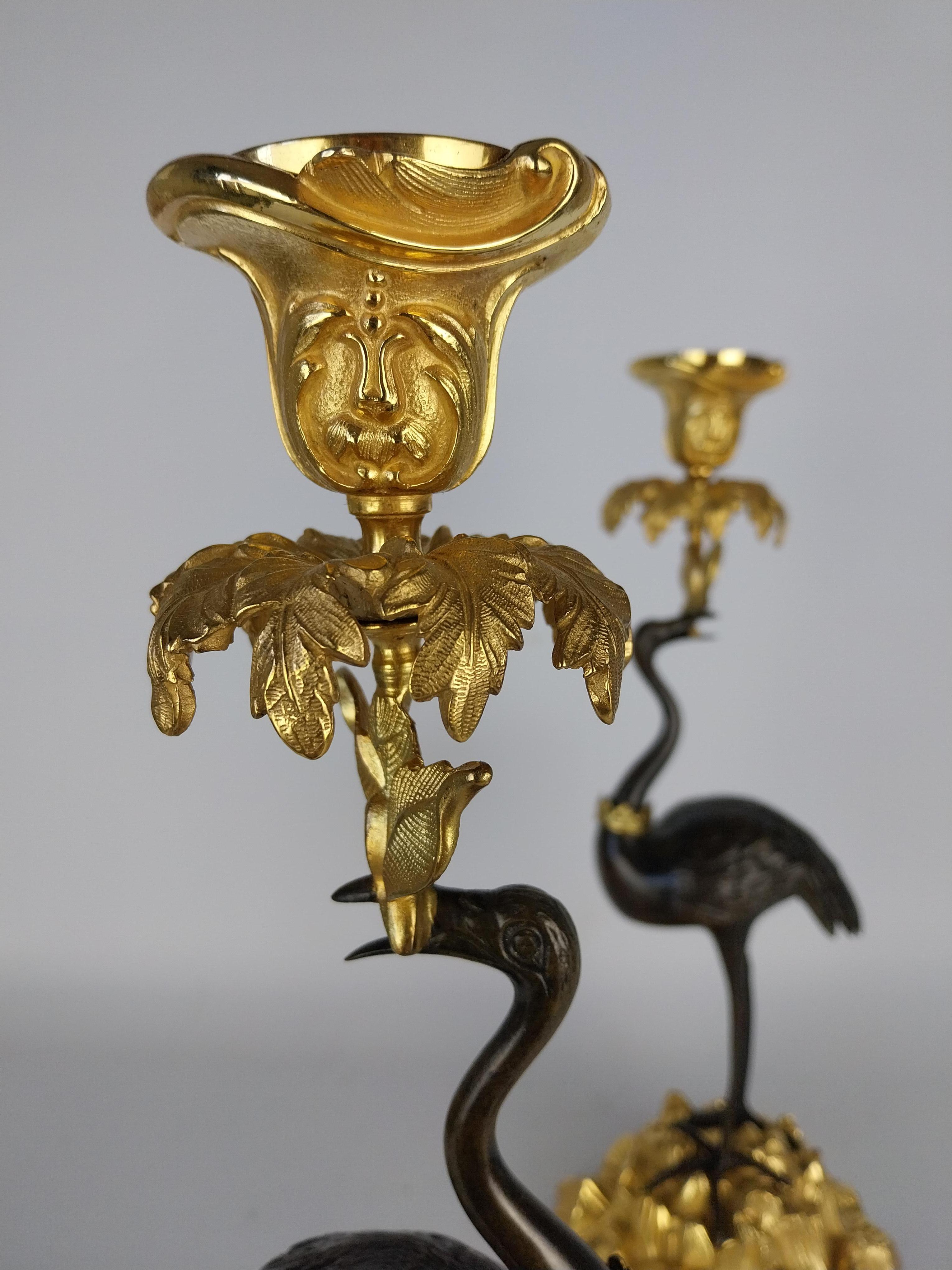 Luigi XVI Coppia di candelieri a cicogna in bronzo dorato del XIX secolo in vendita