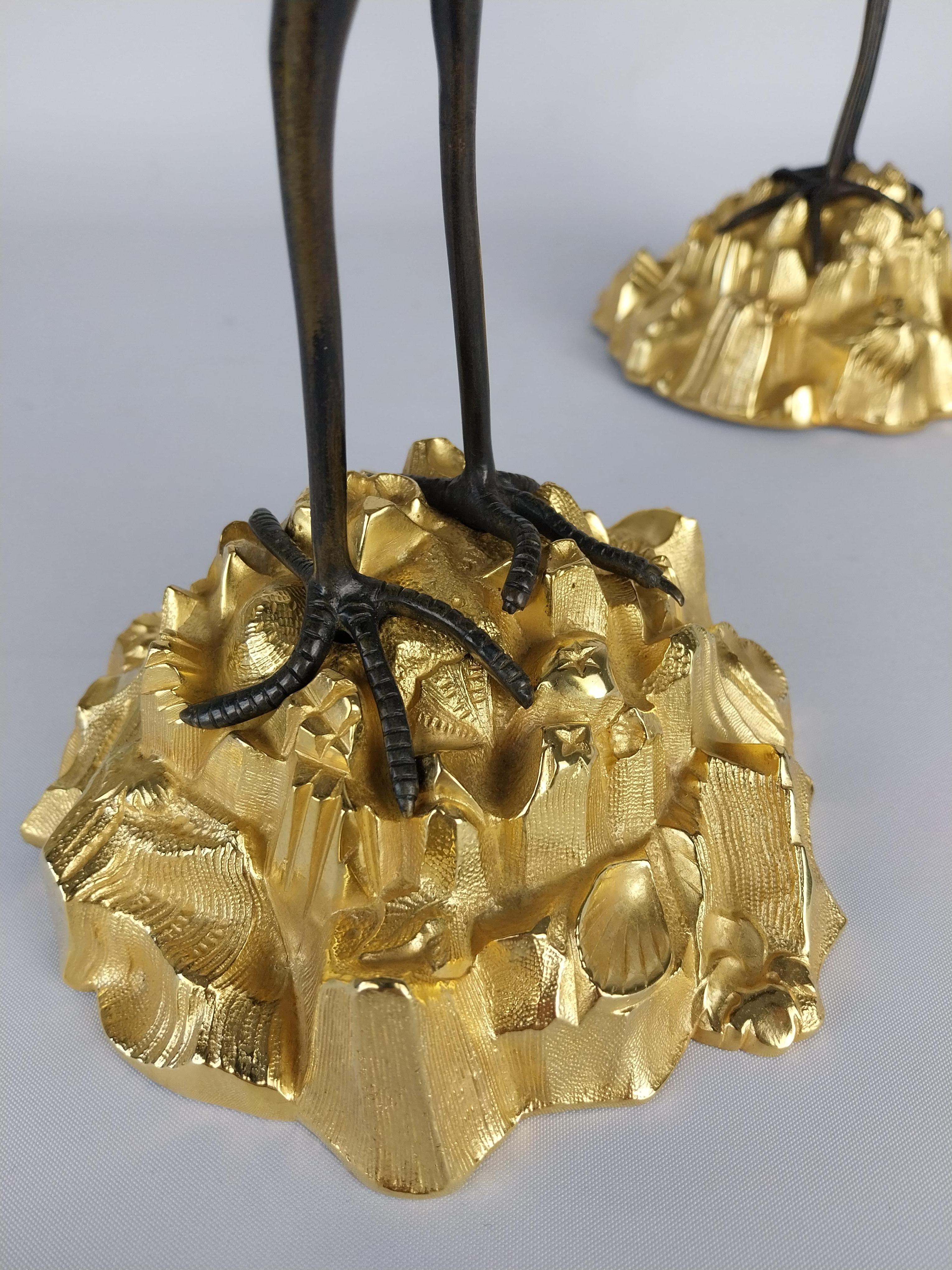 Inglese Coppia di candelieri a cicogna in bronzo dorato del XIX secolo in vendita