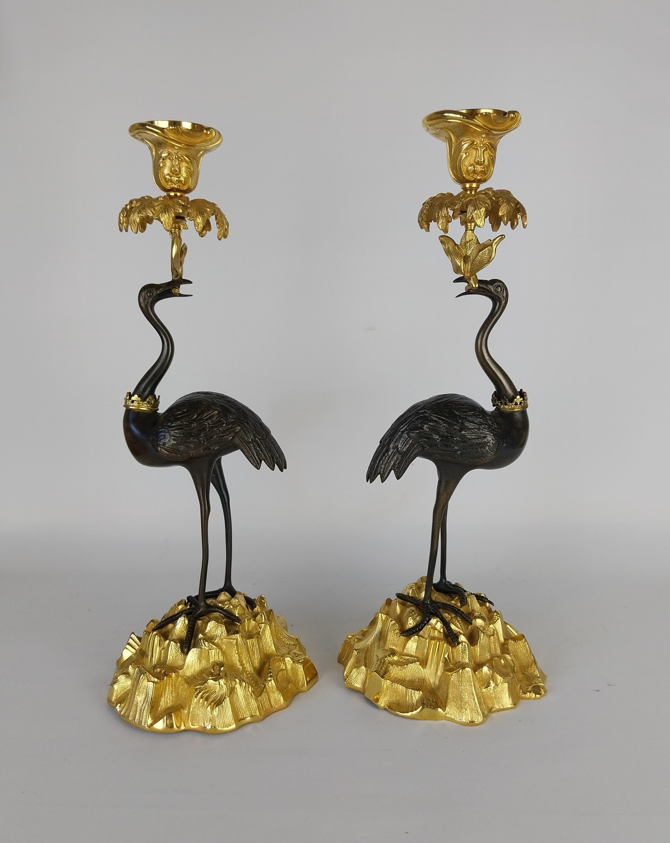 Dorato Coppia di candelieri a cicogna in bronzo dorato del XIX secolo in vendita
