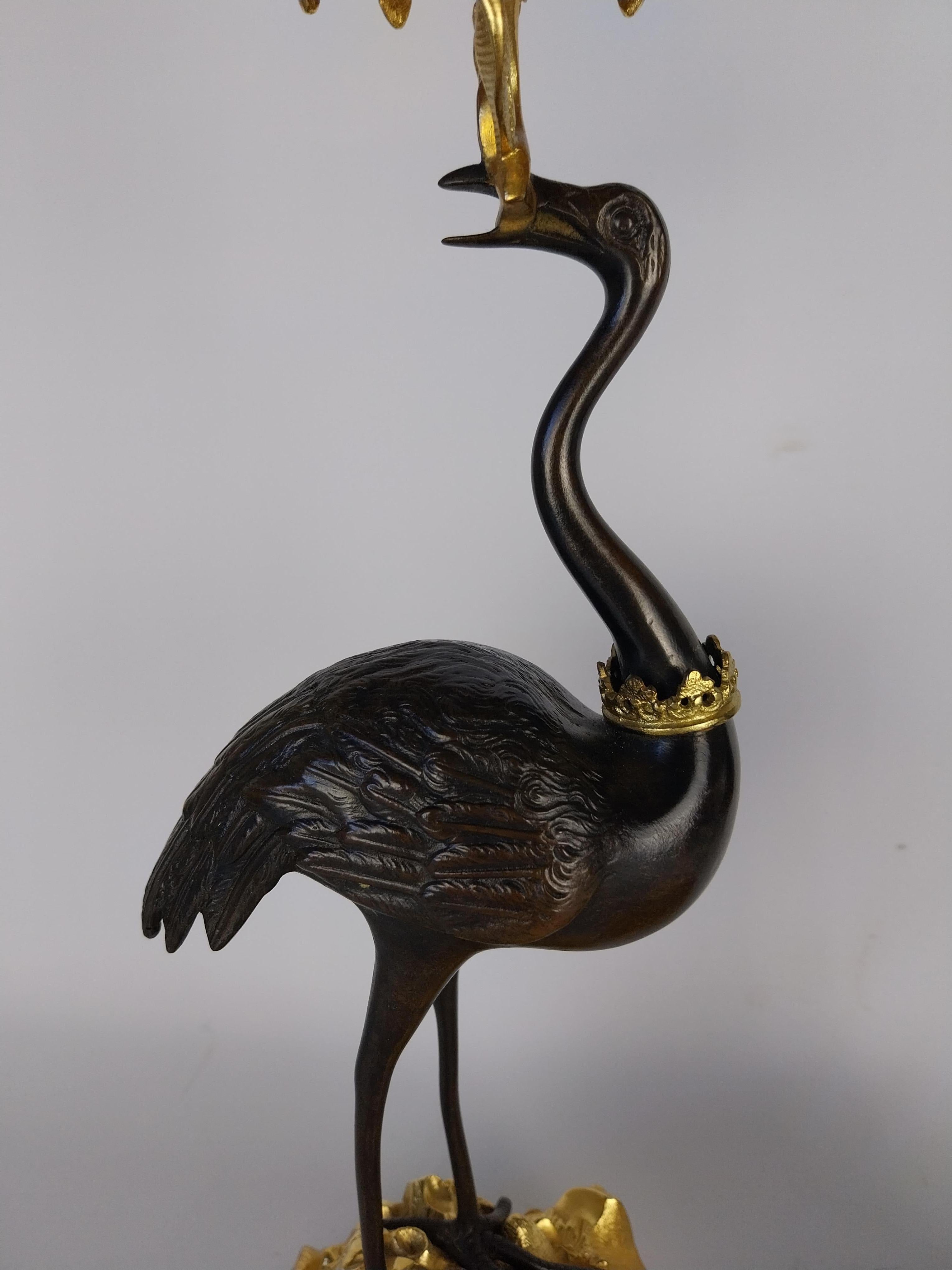 Bronzo Coppia di candelieri a cicogna in bronzo dorato del XIX secolo in vendita