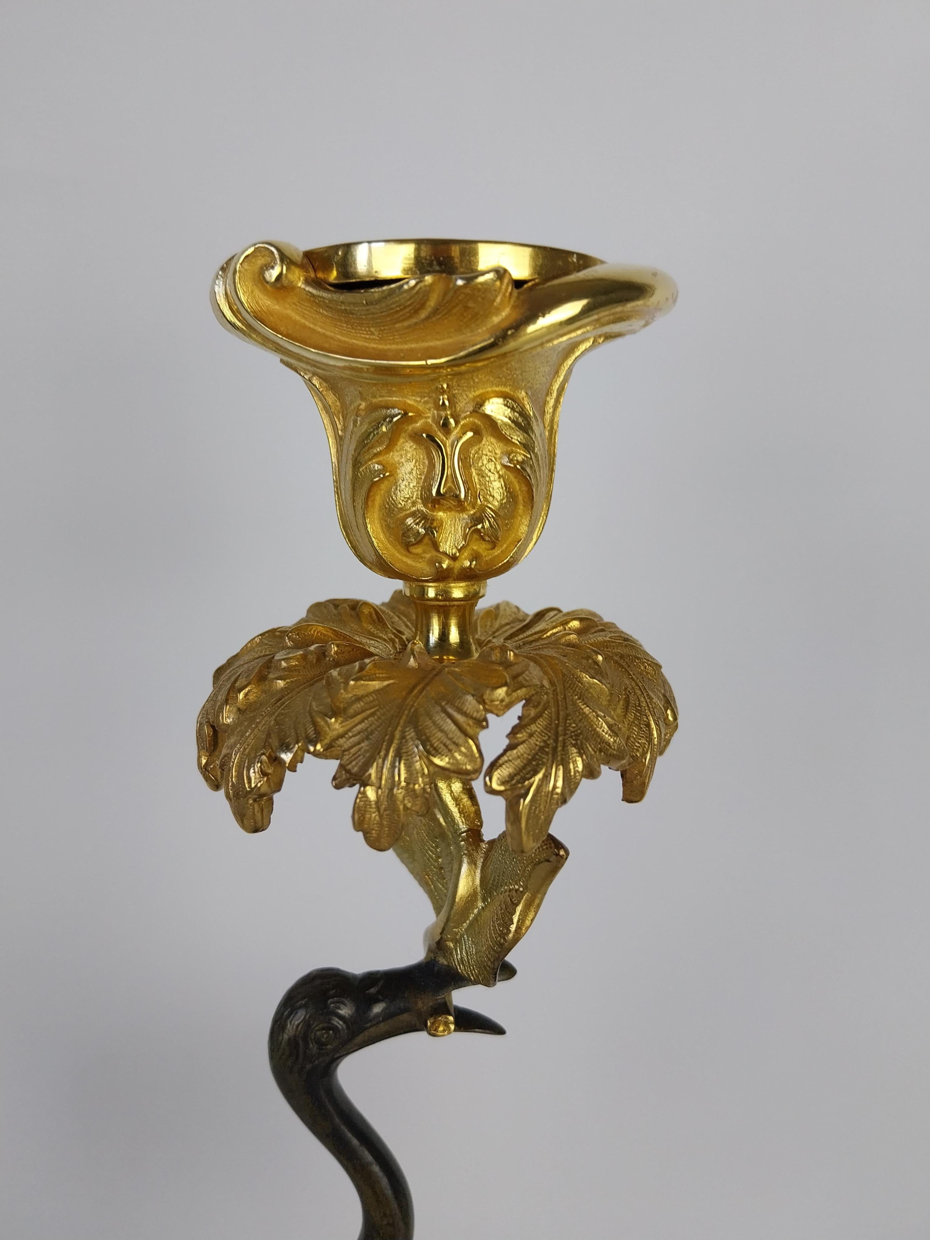 Coppia di candelieri a cicogna in bronzo dorato del XIX secolo in vendita 2