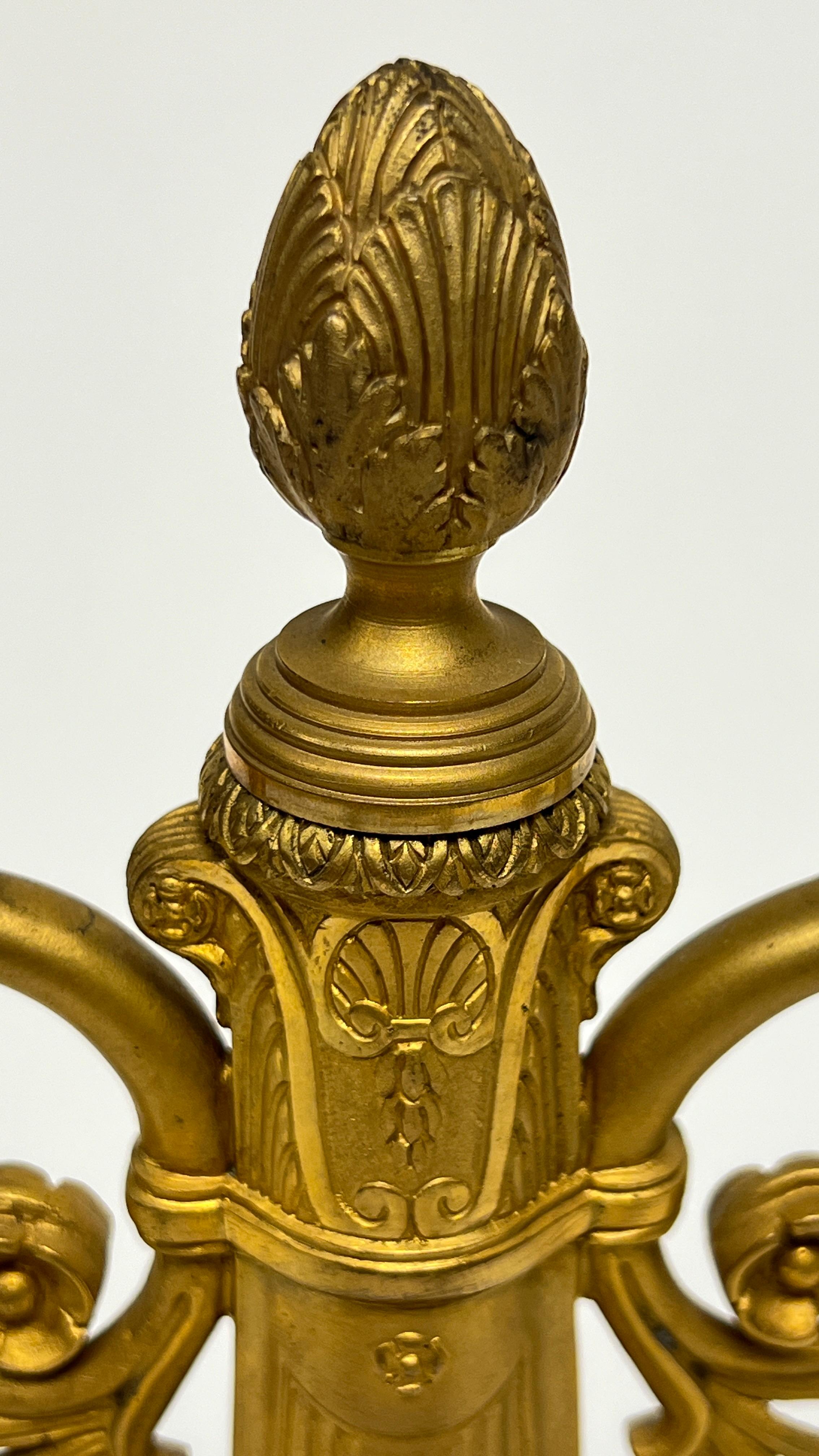 Paire de candélabres à deux lumières en bronze doré du 19ème siècle de style Empire en vente 2