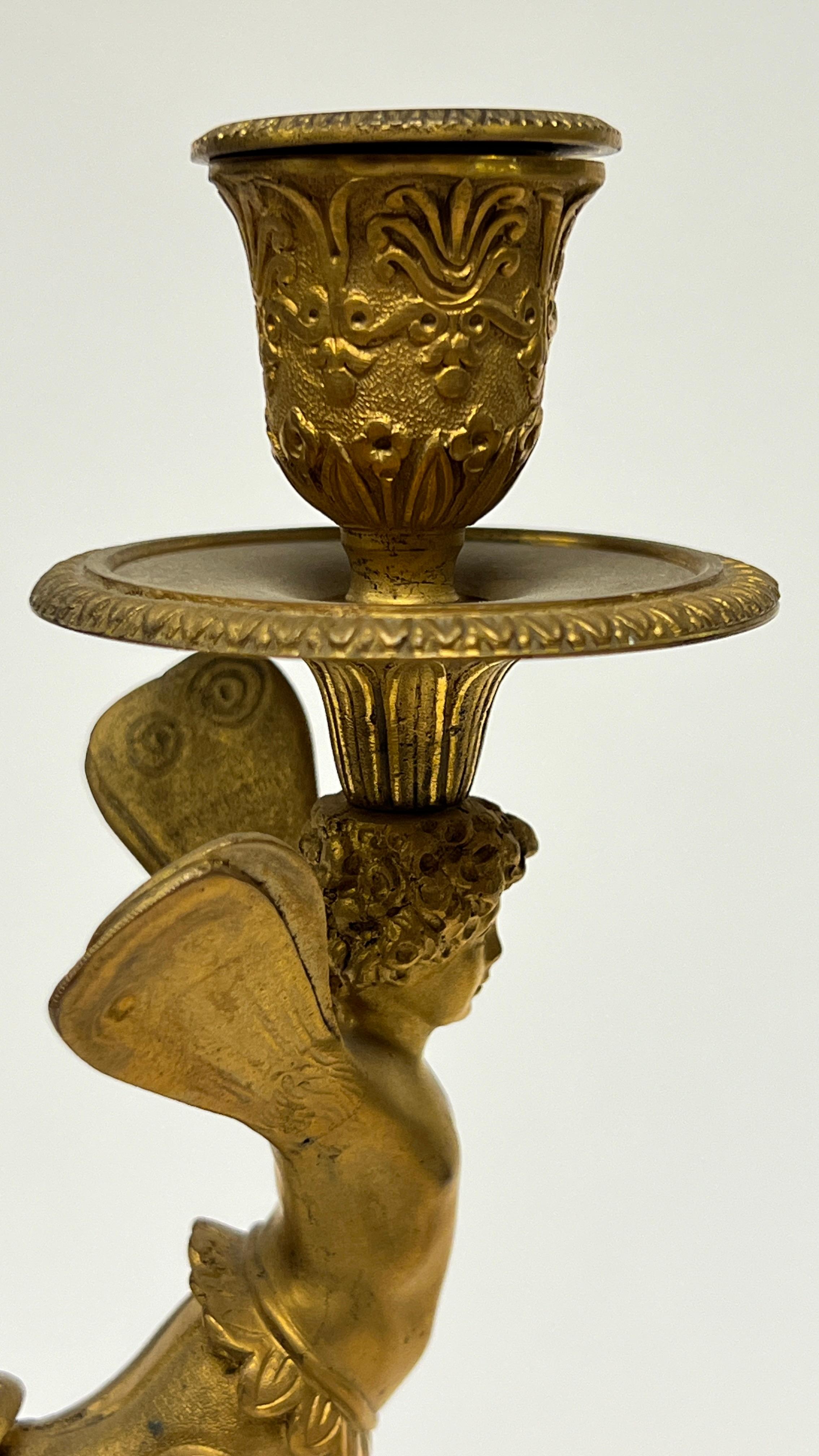 Paire de candélabres à deux lumières en bronze doré du 19ème siècle de style Empire en vente 3