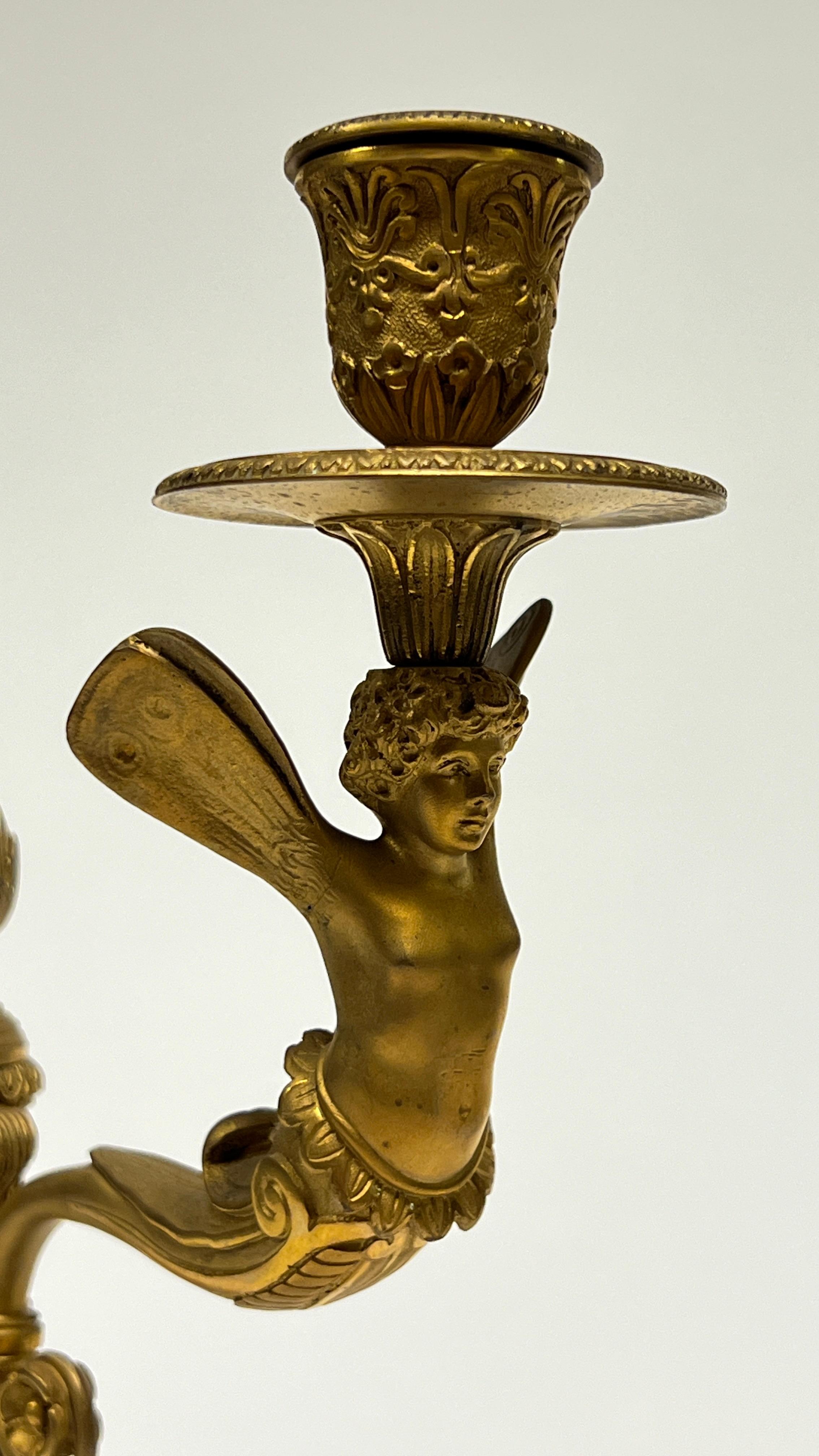 Paire de candélabres à deux lumières en bronze doré du 19ème siècle de style Empire en vente 4
