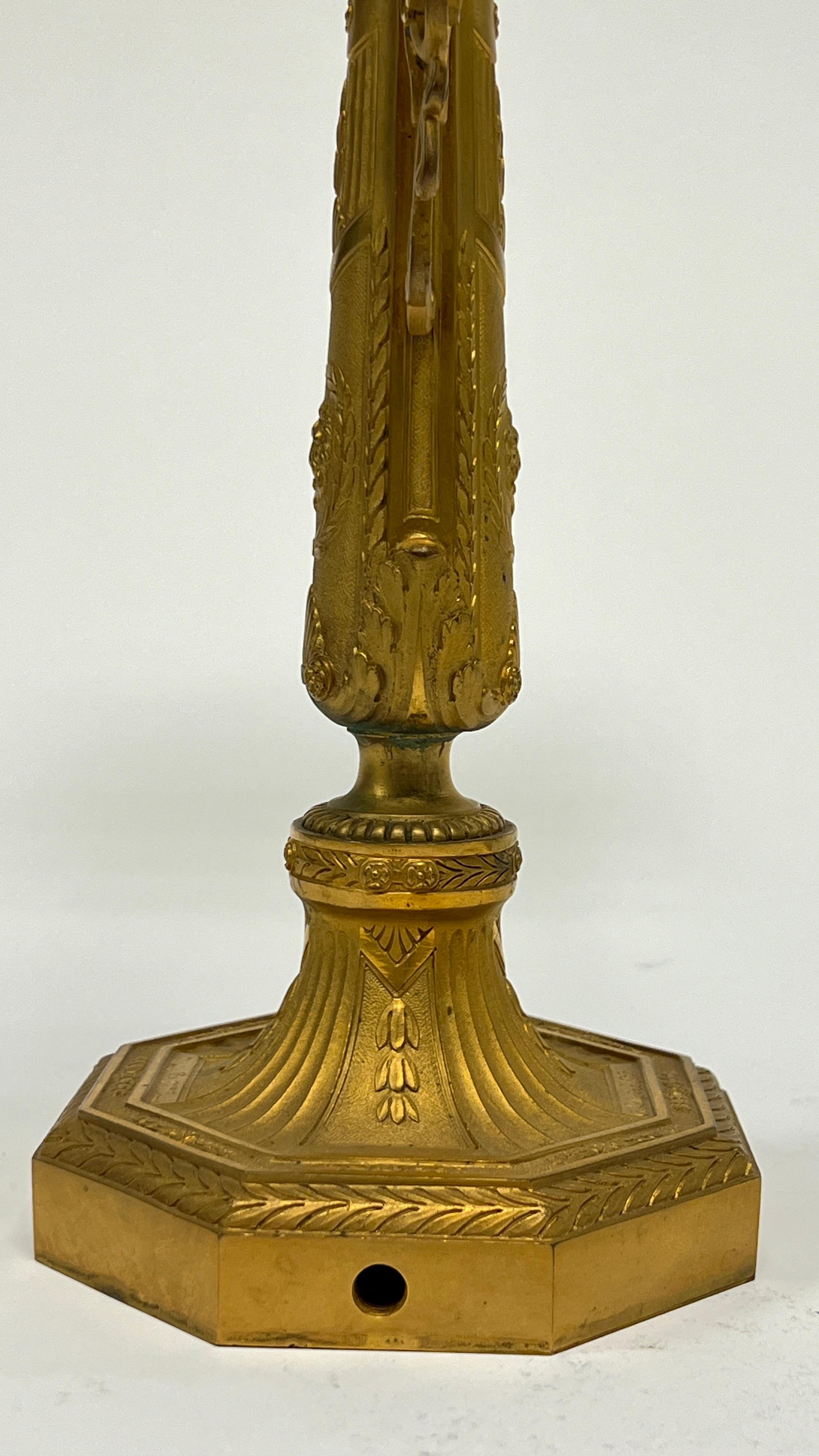 Paire de candélabres à deux lumières en bronze doré du 19ème siècle de style Empire en vente 5