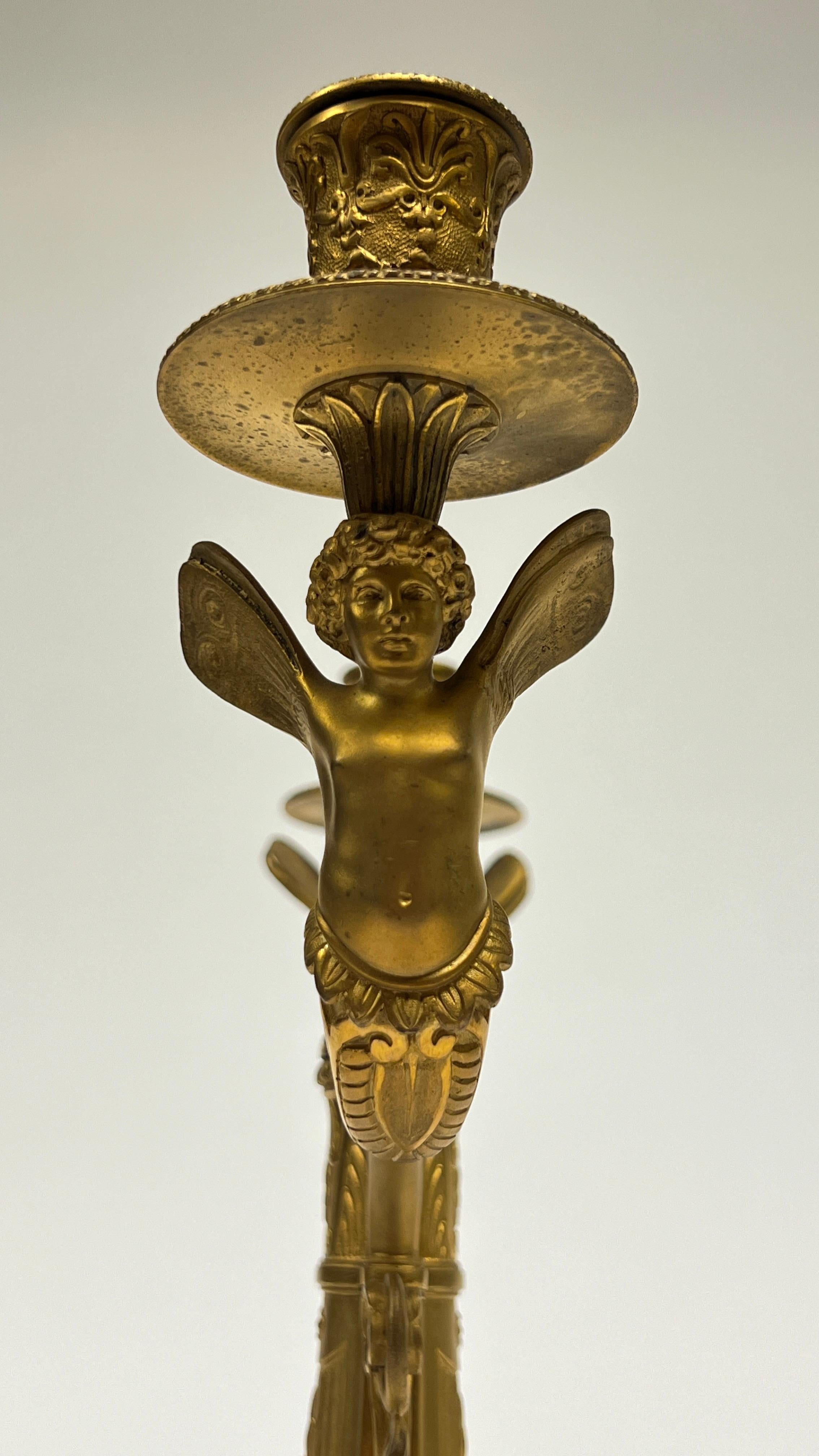 Paire de candélabres à deux lumières en bronze doré du 19ème siècle de style Empire en vente 7