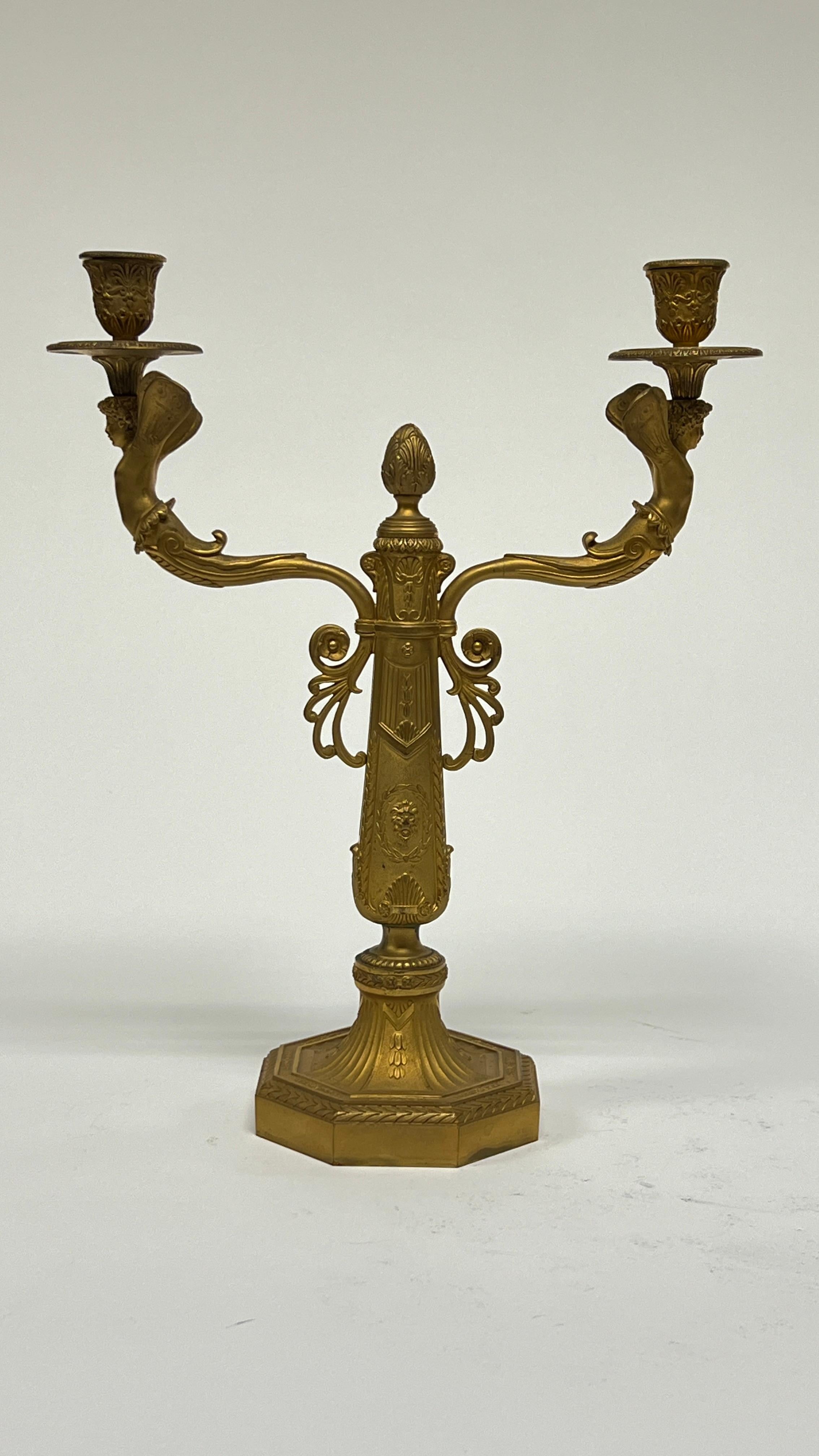 Paire de candélabres à deux lumières en bronze doré du 19ème siècle de style Empire en vente 8