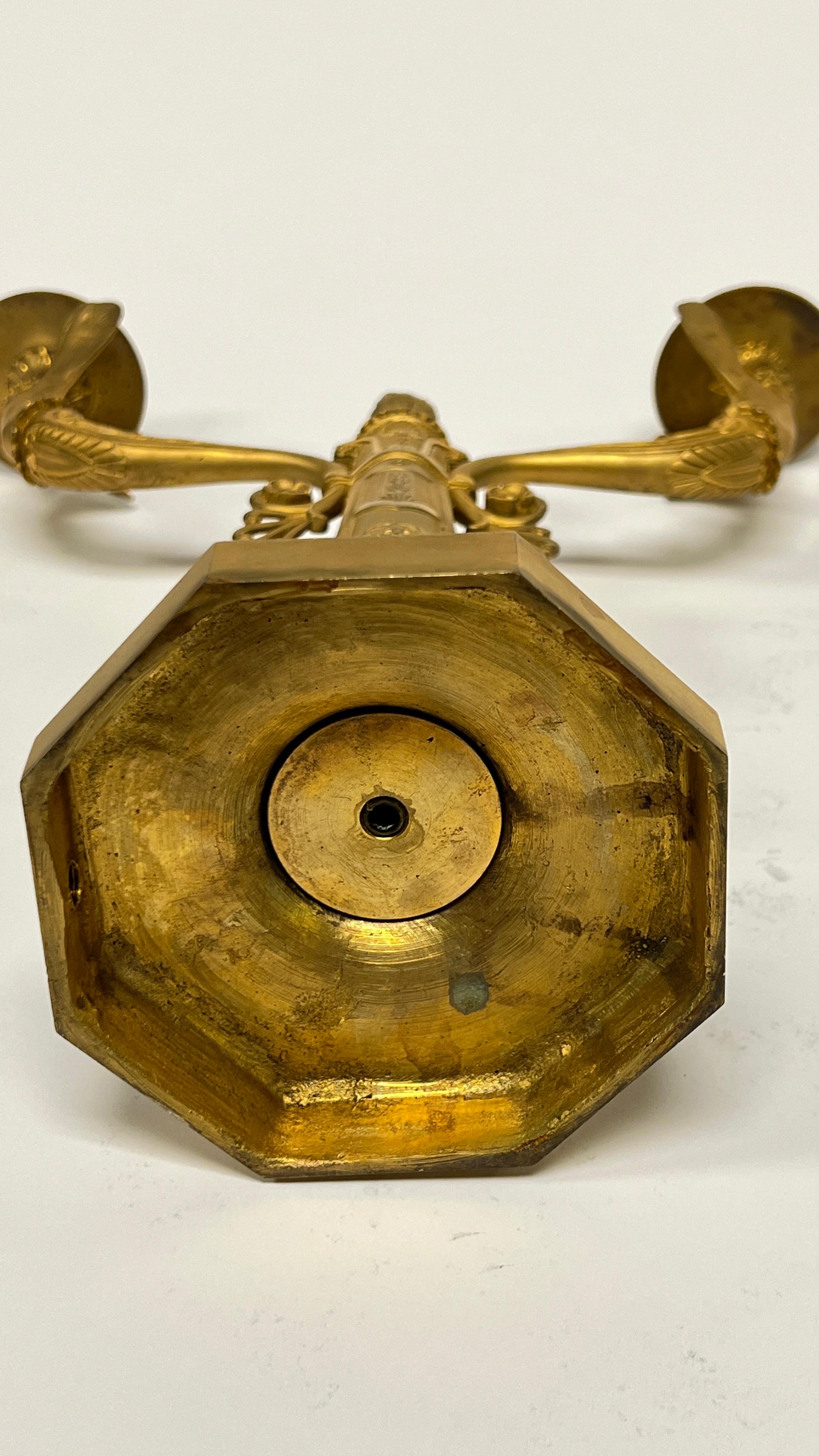 Paire de candélabres à deux lumières en bronze doré du 19ème siècle de style Empire en vente 9