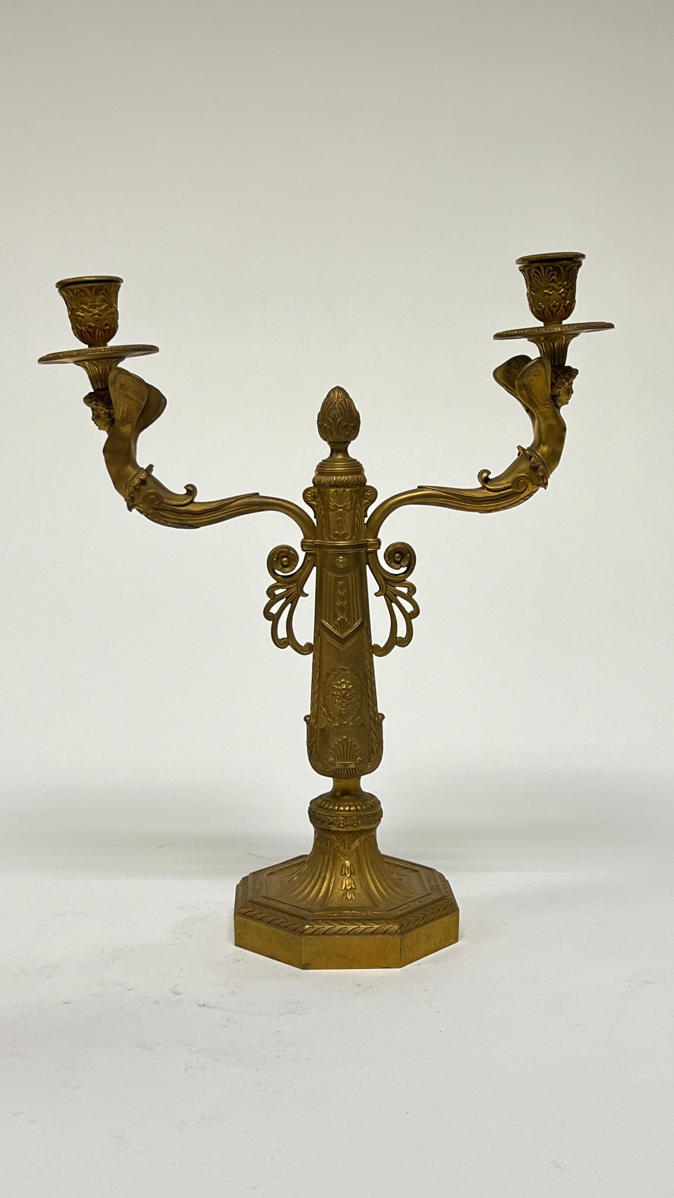 Paire de candélabres à deux lumières en bronze doré du 19ème siècle de style Empire en vente 10