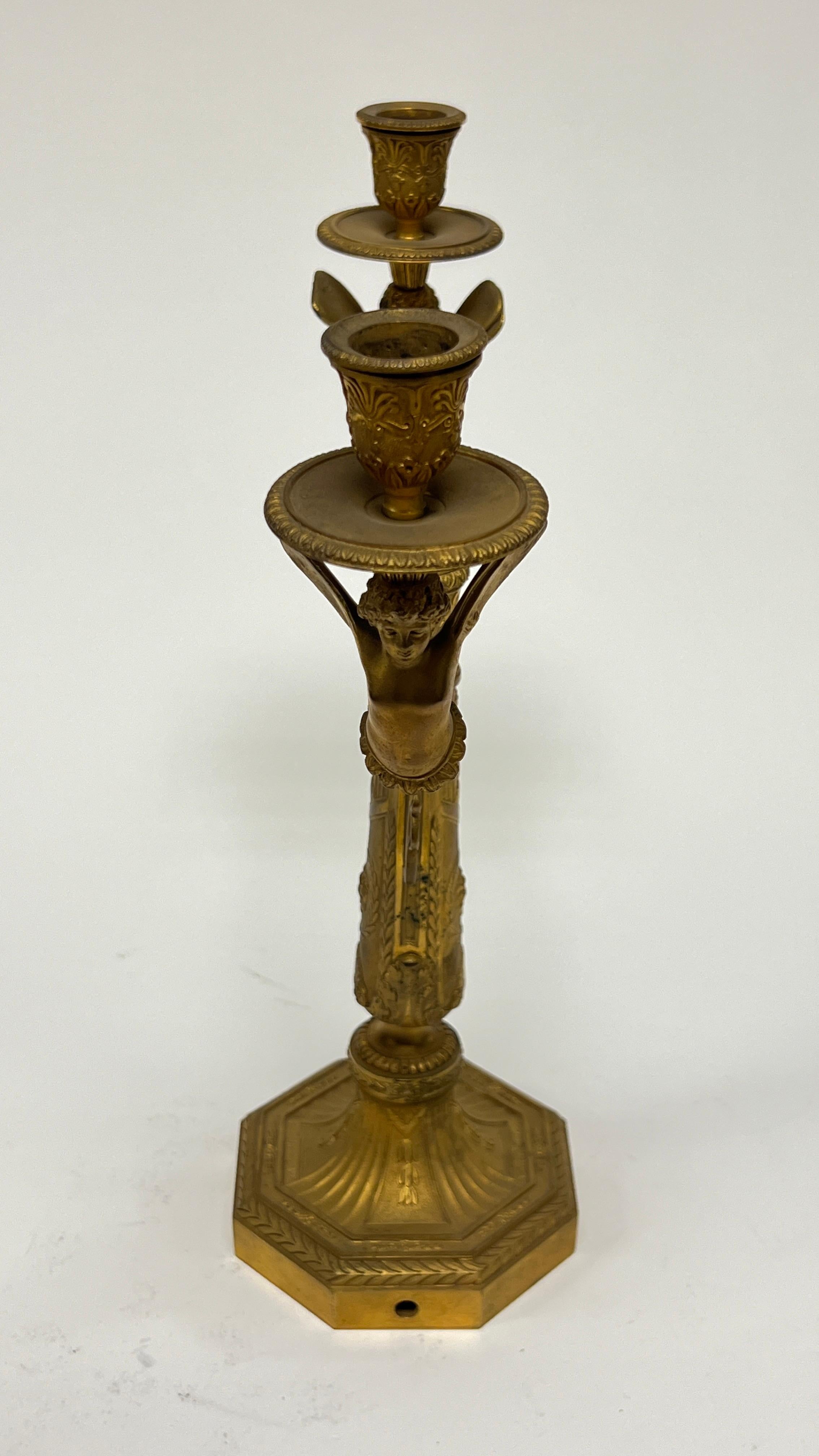 Paire de candélabres à deux lumières en bronze doré du 19ème siècle de style Empire en vente 11