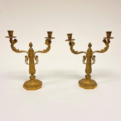 Coppia di candelabri a due luci in bronzo dorato del XIX secolo in stile Impero