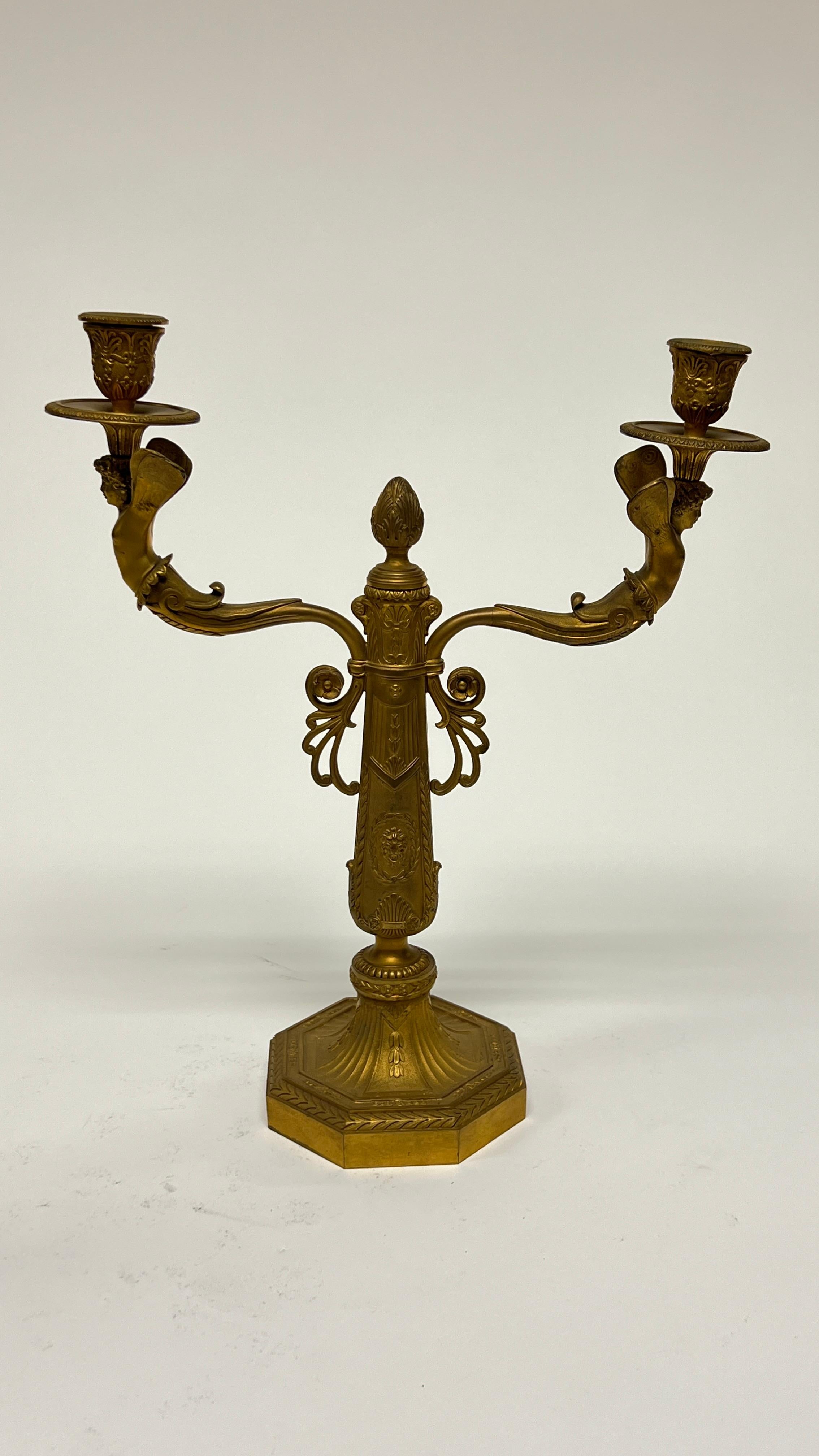 Paire de candélabres à deux lumières en bronze doré du 19ème siècle de style Empire en vente 12