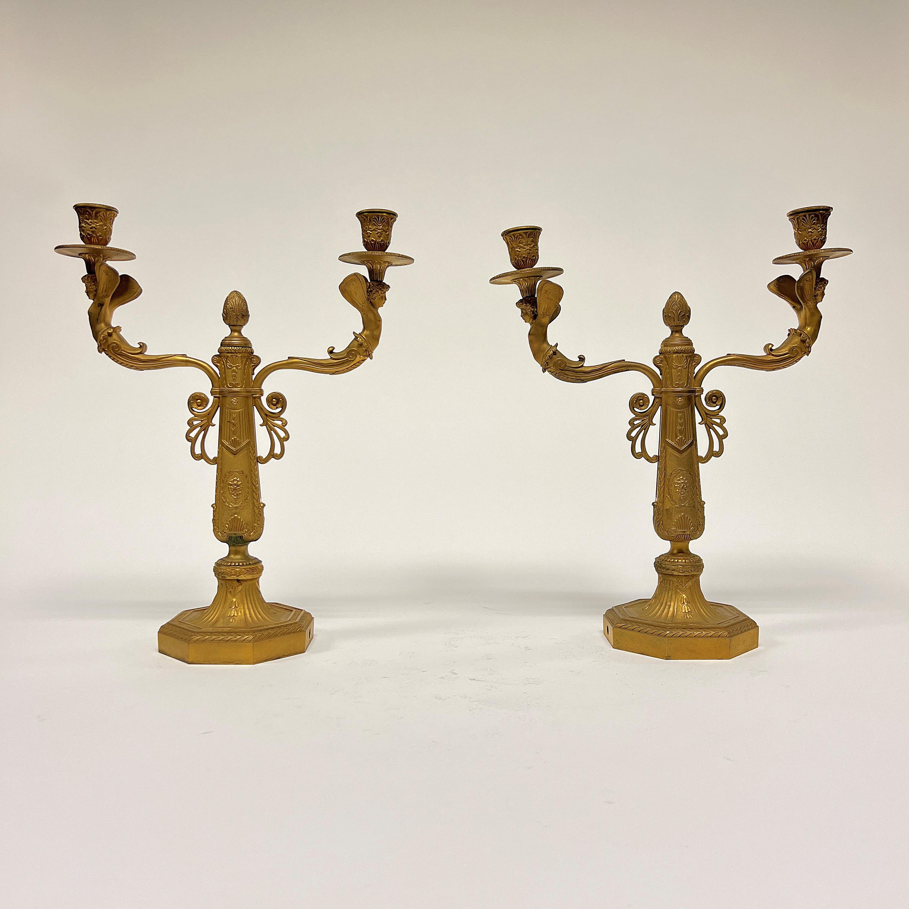 Néo-empire Paire de candélabres à deux lumières en bronze doré du 19ème siècle de style Empire en vente