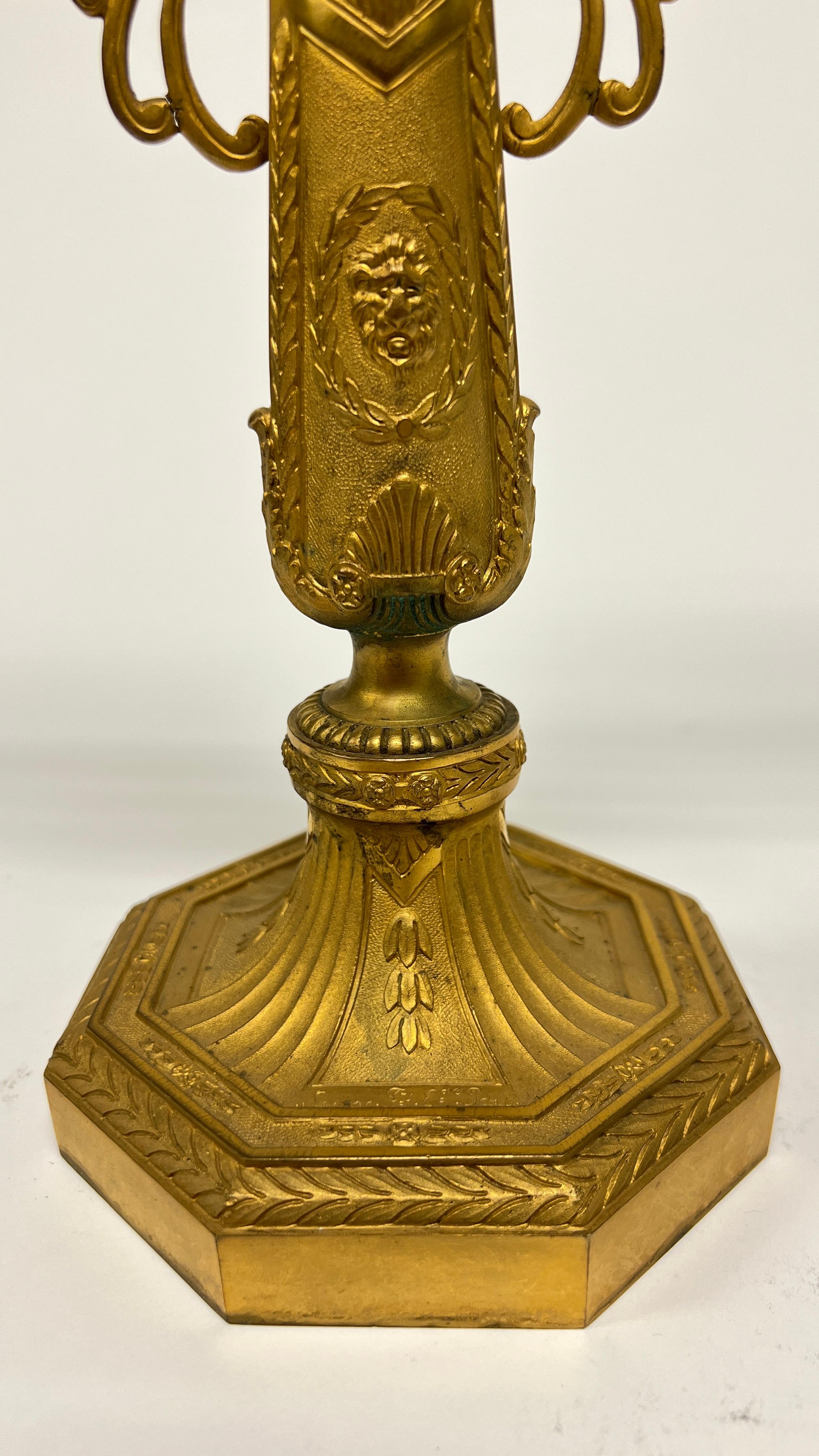 Français Paire de candélabres à deux lumières en bronze doré du 19ème siècle de style Empire en vente