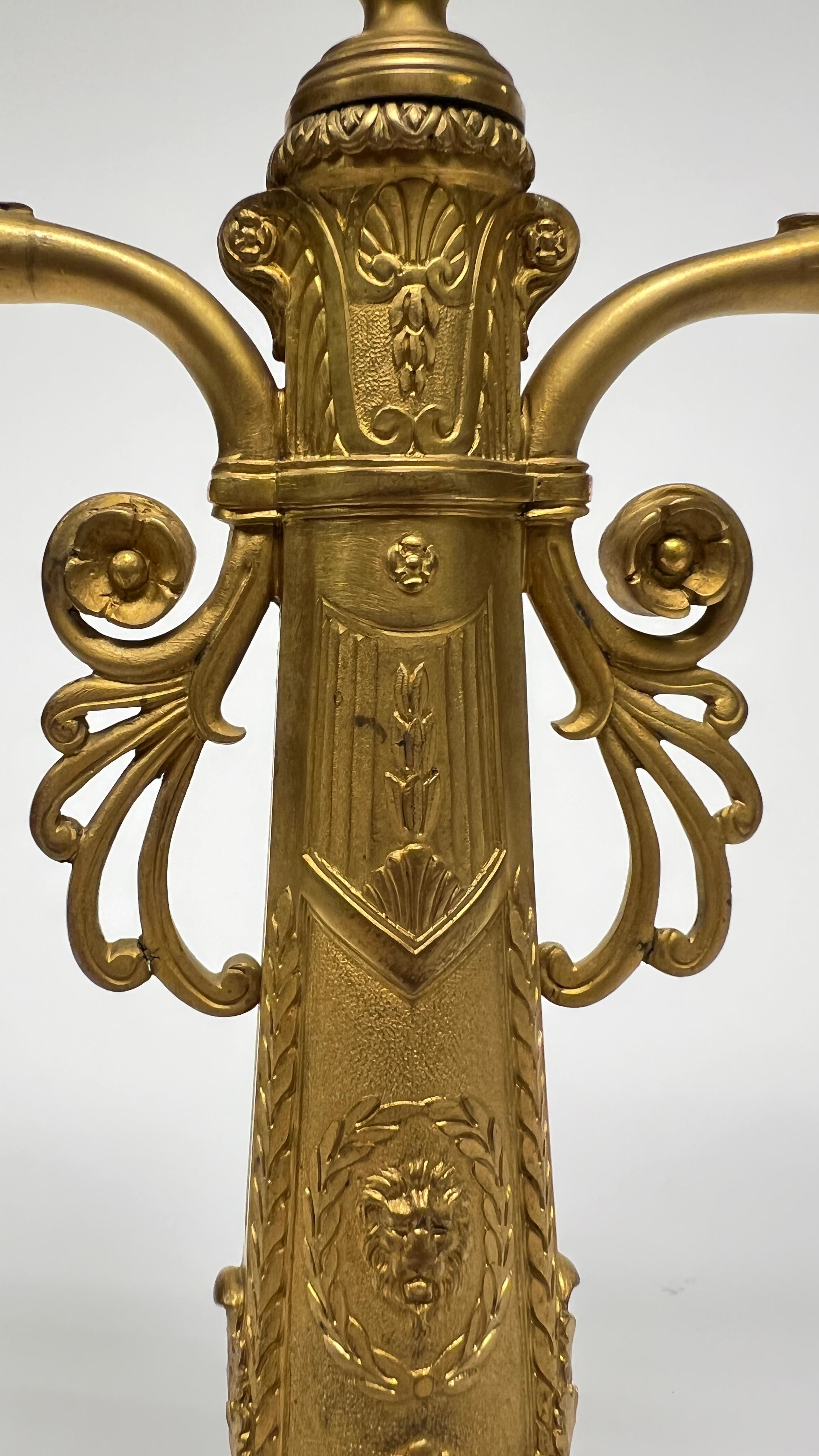 XIXe siècle Paire de candélabres à deux lumières en bronze doré du 19ème siècle de style Empire en vente
