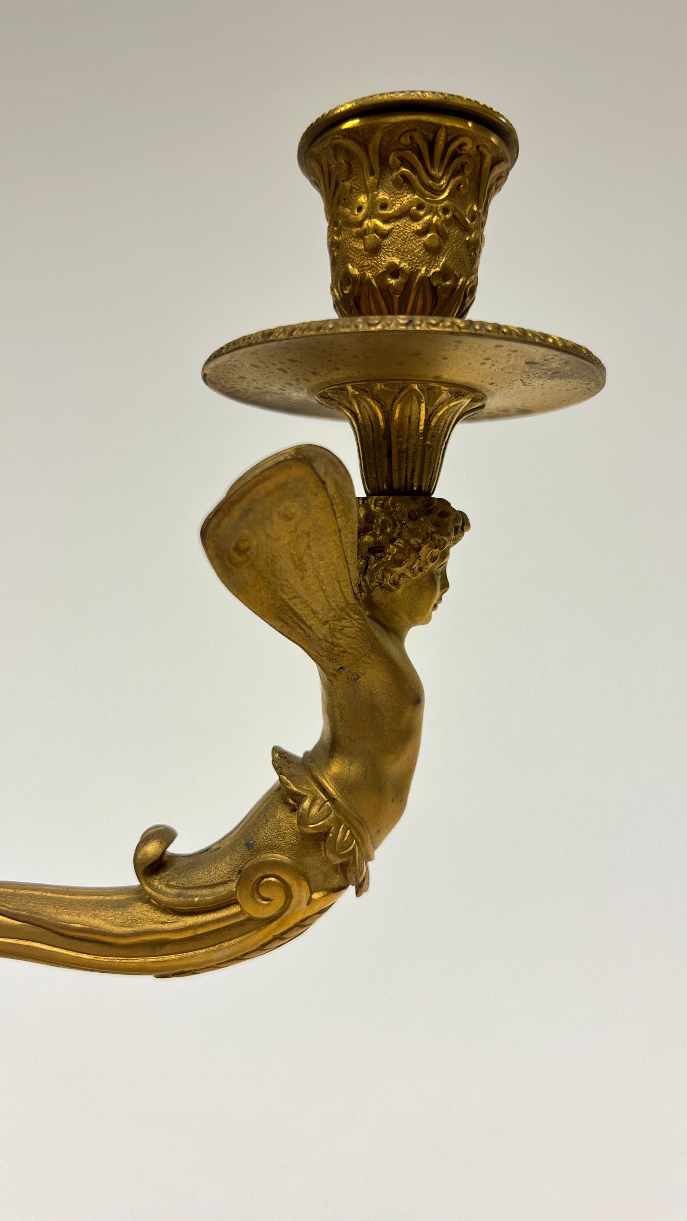 Bronze Paire de candélabres à deux lumières en bronze doré du 19ème siècle de style Empire en vente