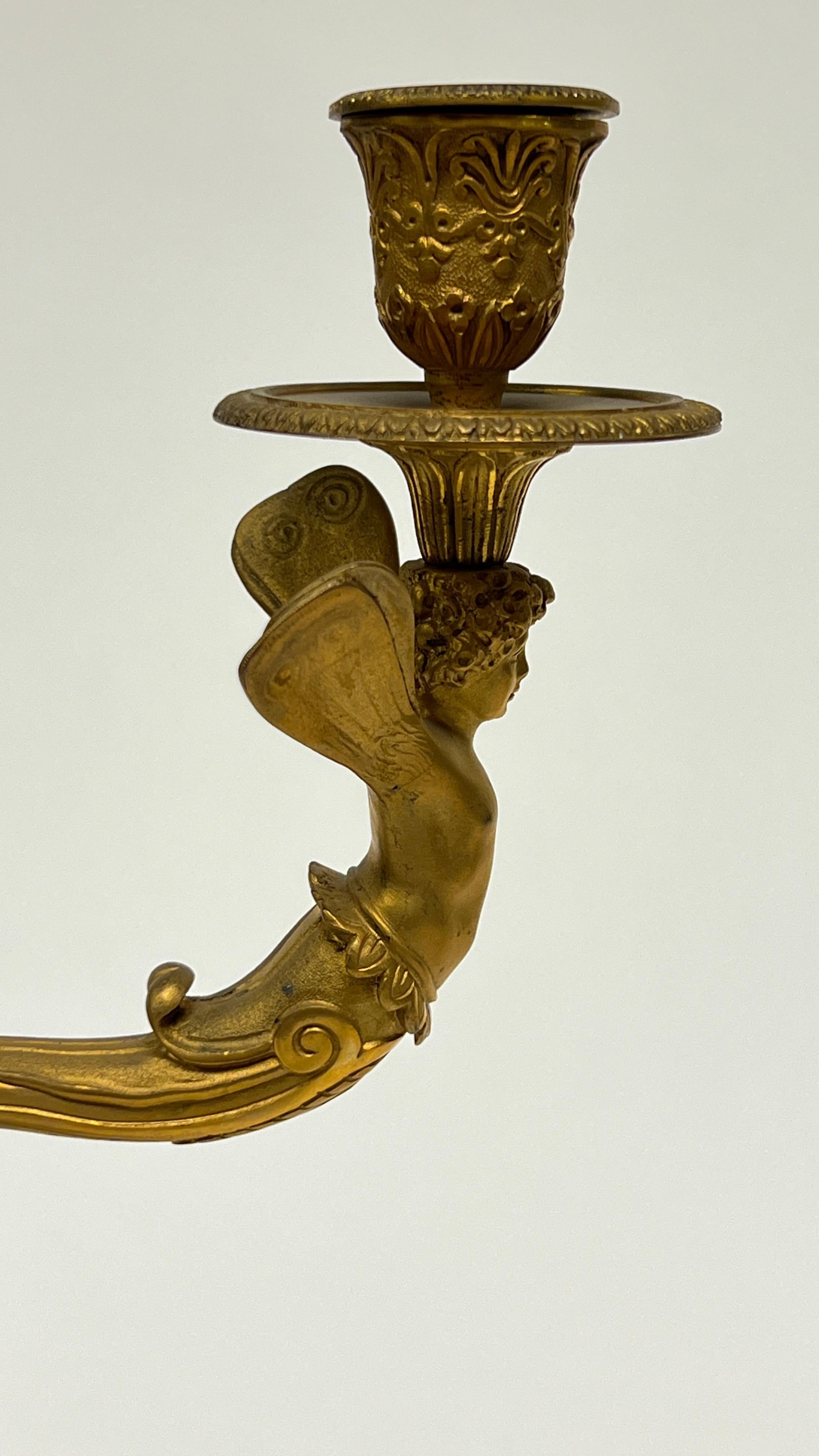 Paire de candélabres à deux lumières en bronze doré du 19ème siècle de style Empire en vente 1