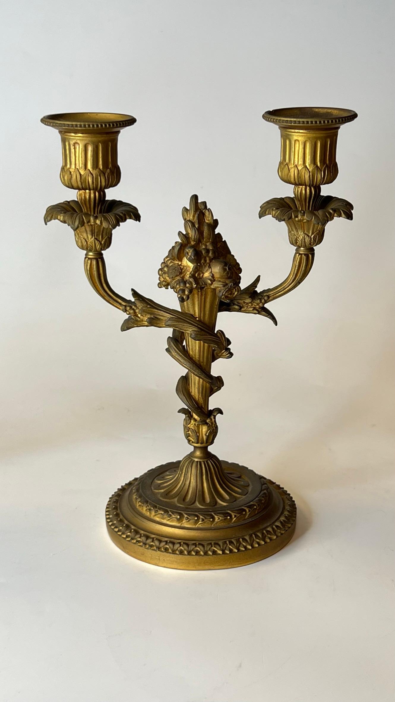 Paire de candélabres à deux lumières en bronze doré de style Louis XVI du XIXe siècle en vente 4