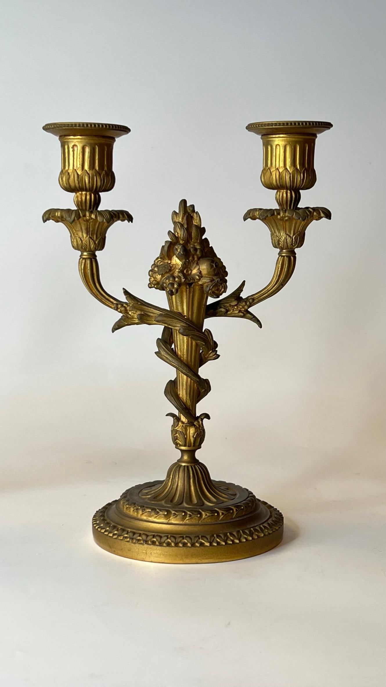 Paire de candélabres à deux lumières en bronze doré de style Louis XVI du XIXe siècle en vente 5