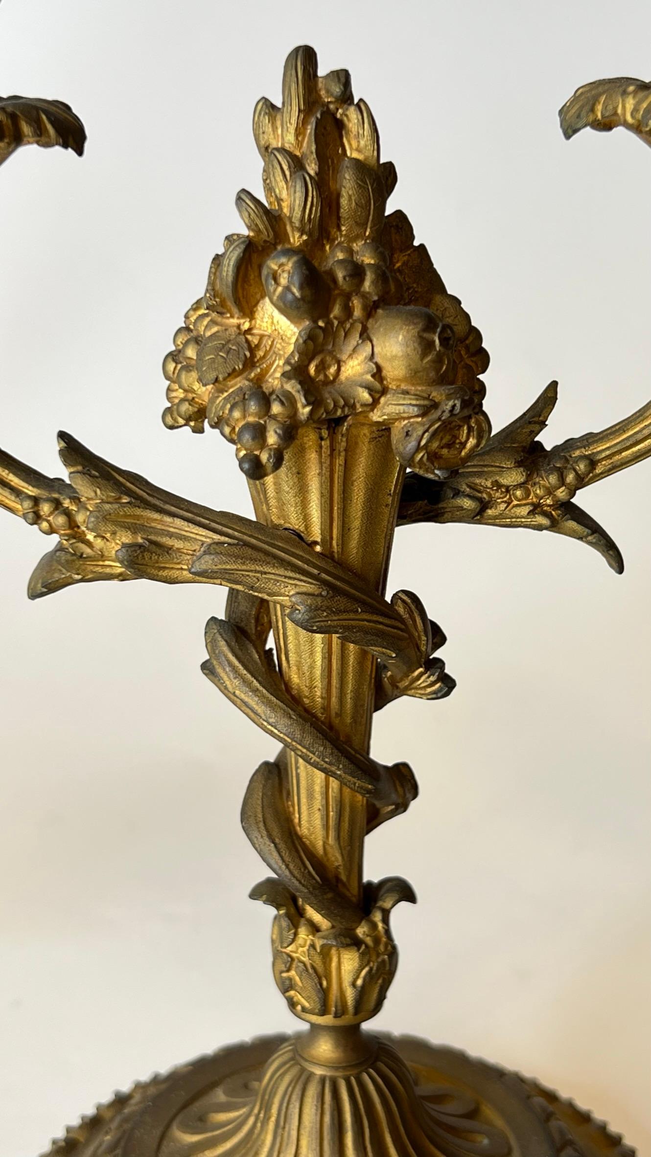 Zwei-Licht-Kandelaber aus vergoldeter Bronze im Louis-XVI-Stil des 19. Jahrhunderts im Angebot 6