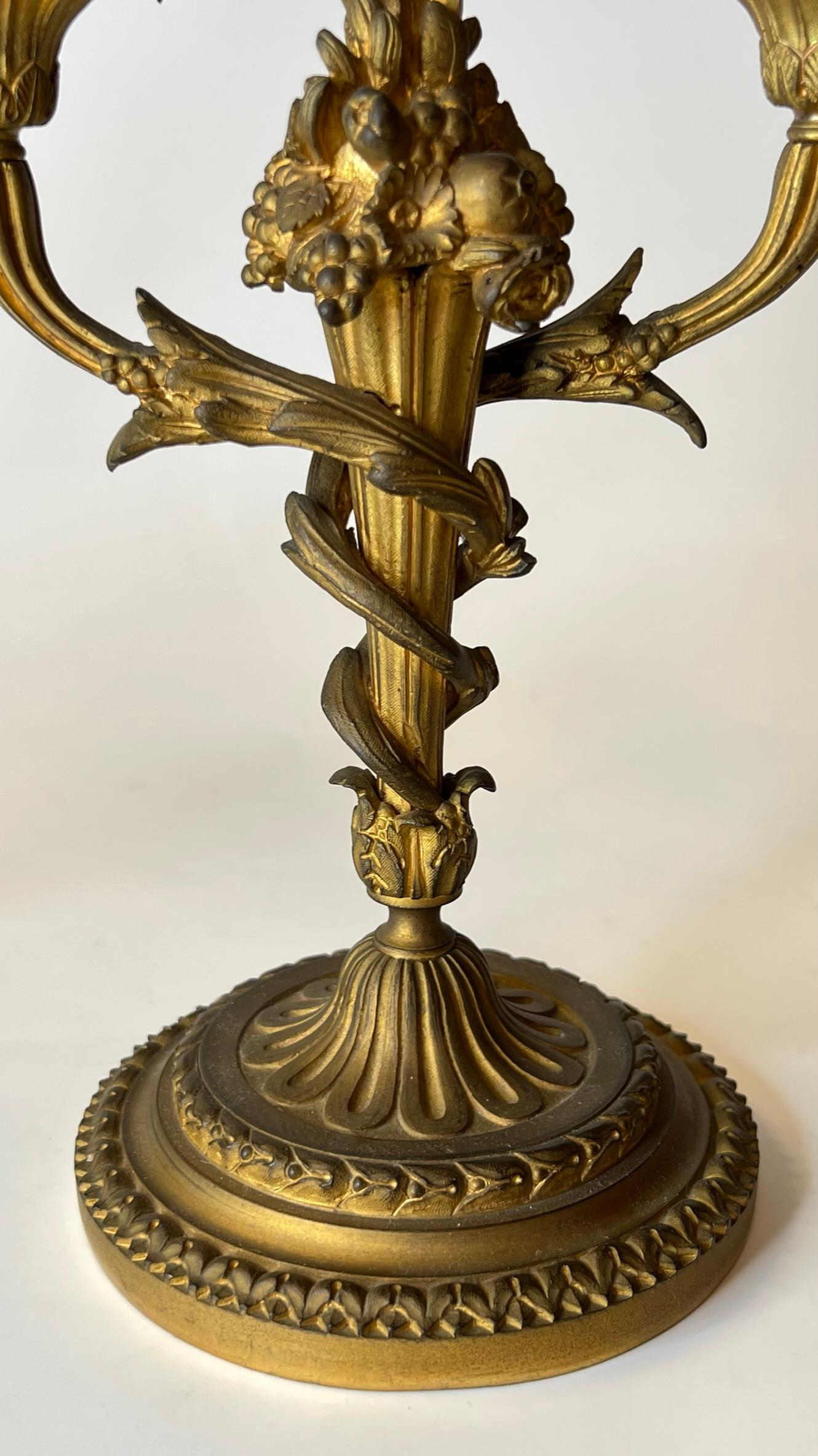 Paire de candélabres à deux lumières en bronze doré de style Louis XVI du XIXe siècle en vente 8
