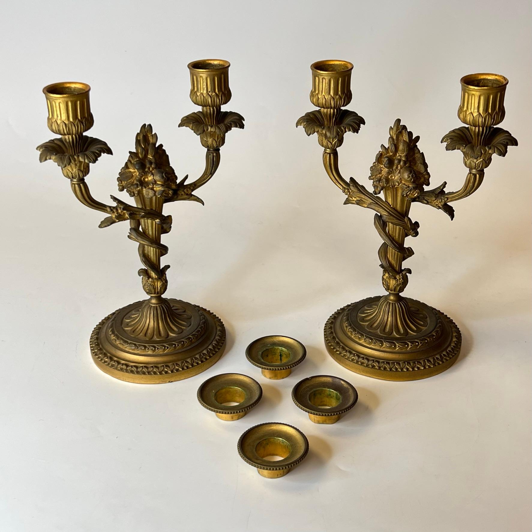 Paire de candélabres à deux lumières en bronze doré de style Louis XVI du XIXe siècle en vente 12