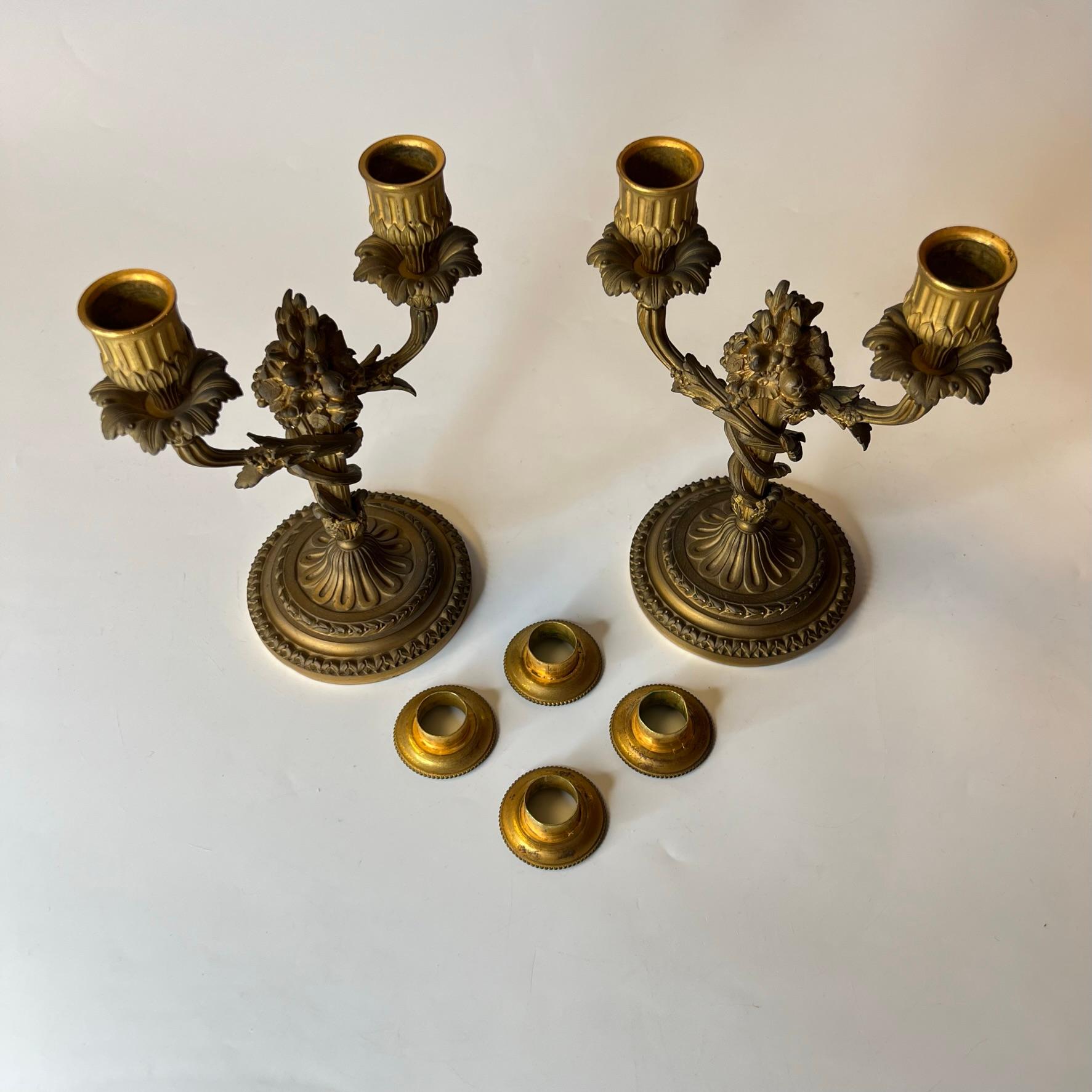 Paire de candélabres à deux lumières en bronze doré de style Louis XVI du XIXe siècle en vente 13
