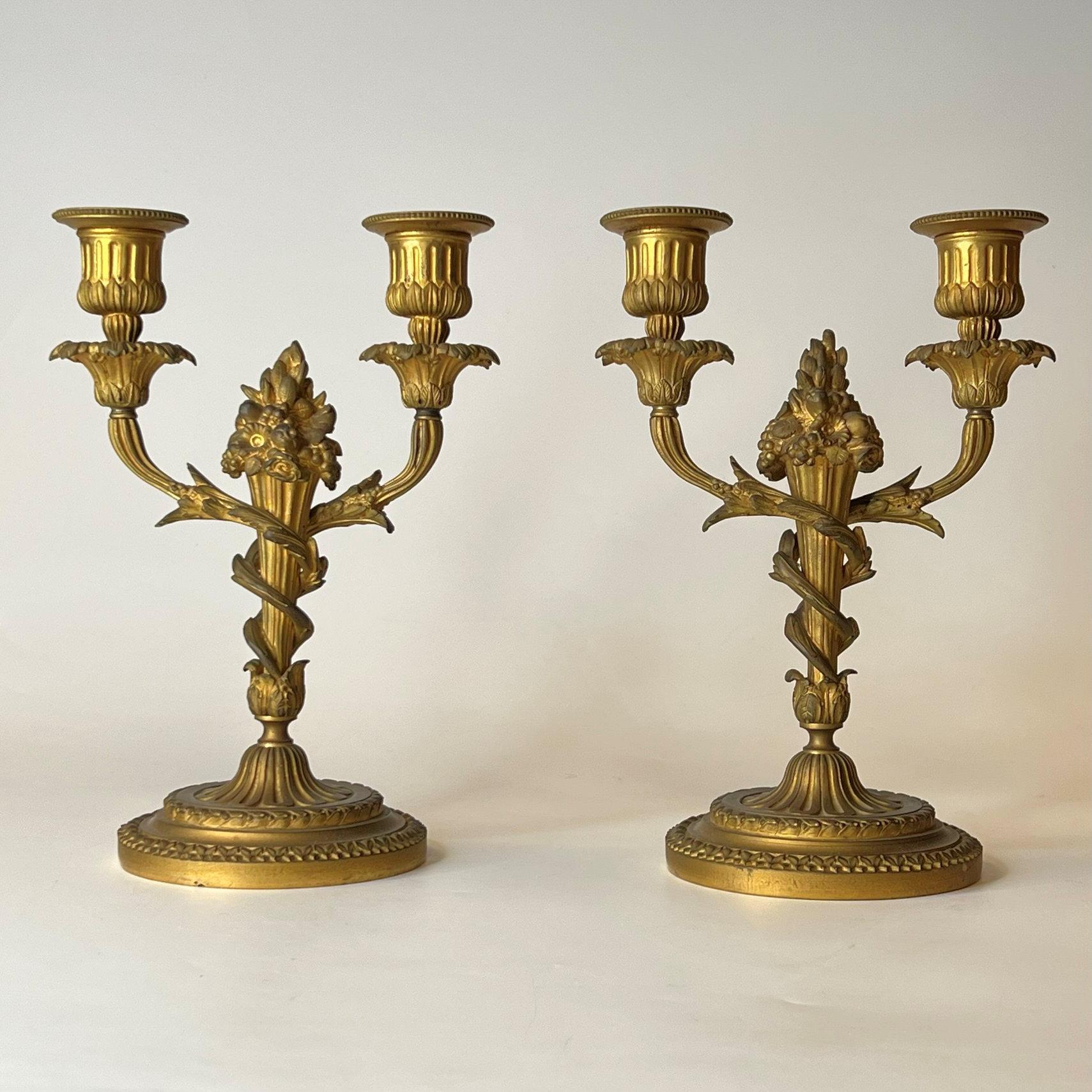 Zwei antike (19. Jahrhundert) zweiflammige Kandelaber aus vergoldeter Bronze im Louis-XVI-Stil.