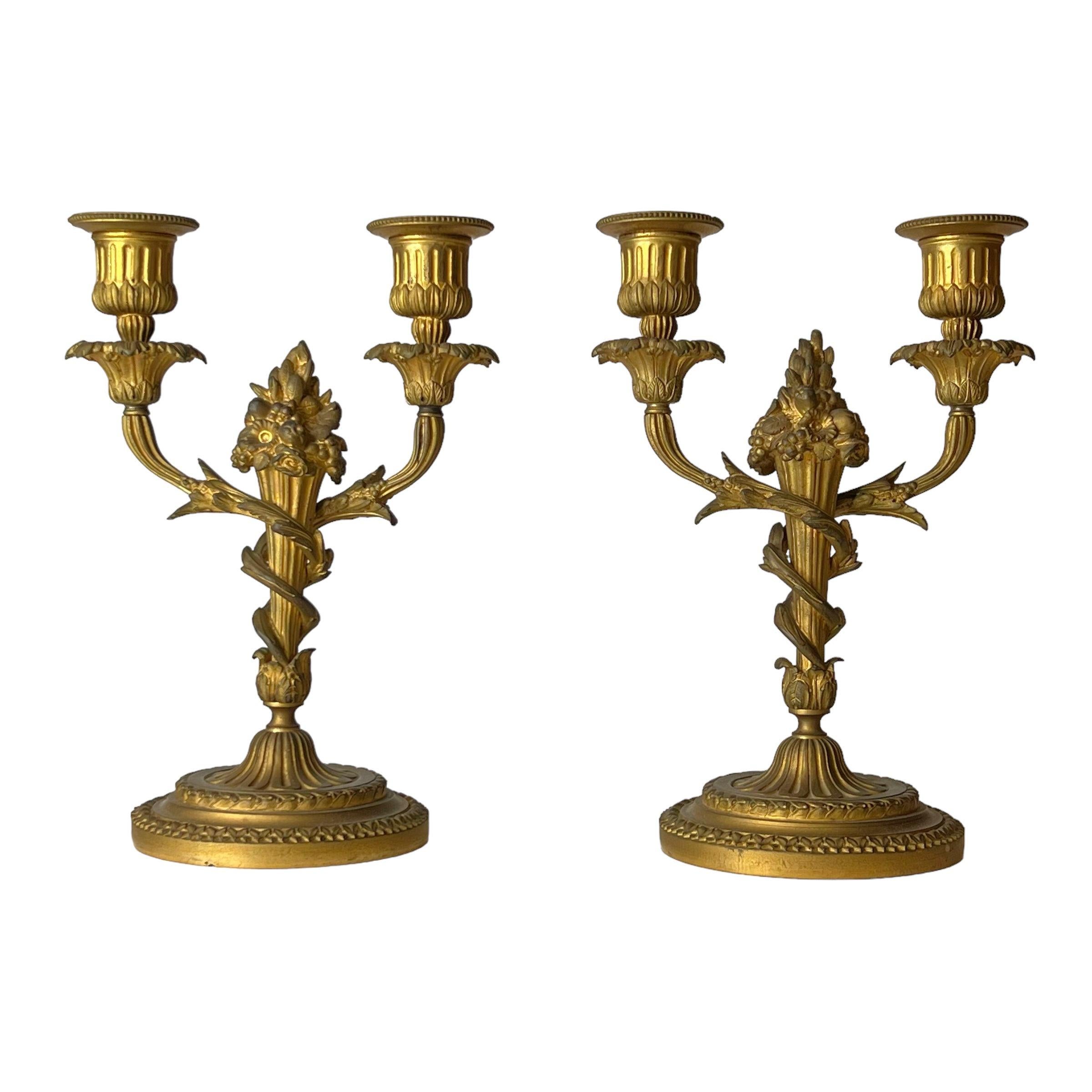 Français Paire de candélabres à deux lumières en bronze doré de style Louis XVI du XIXe siècle en vente