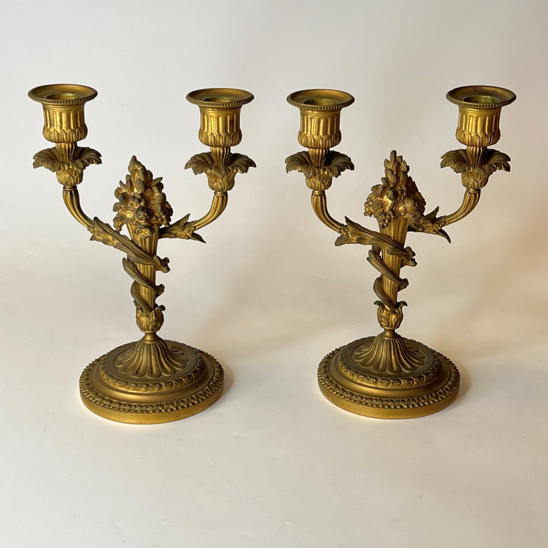 Doré Paire de candélabres à deux lumières en bronze doré de style Louis XVI du XIXe siècle en vente