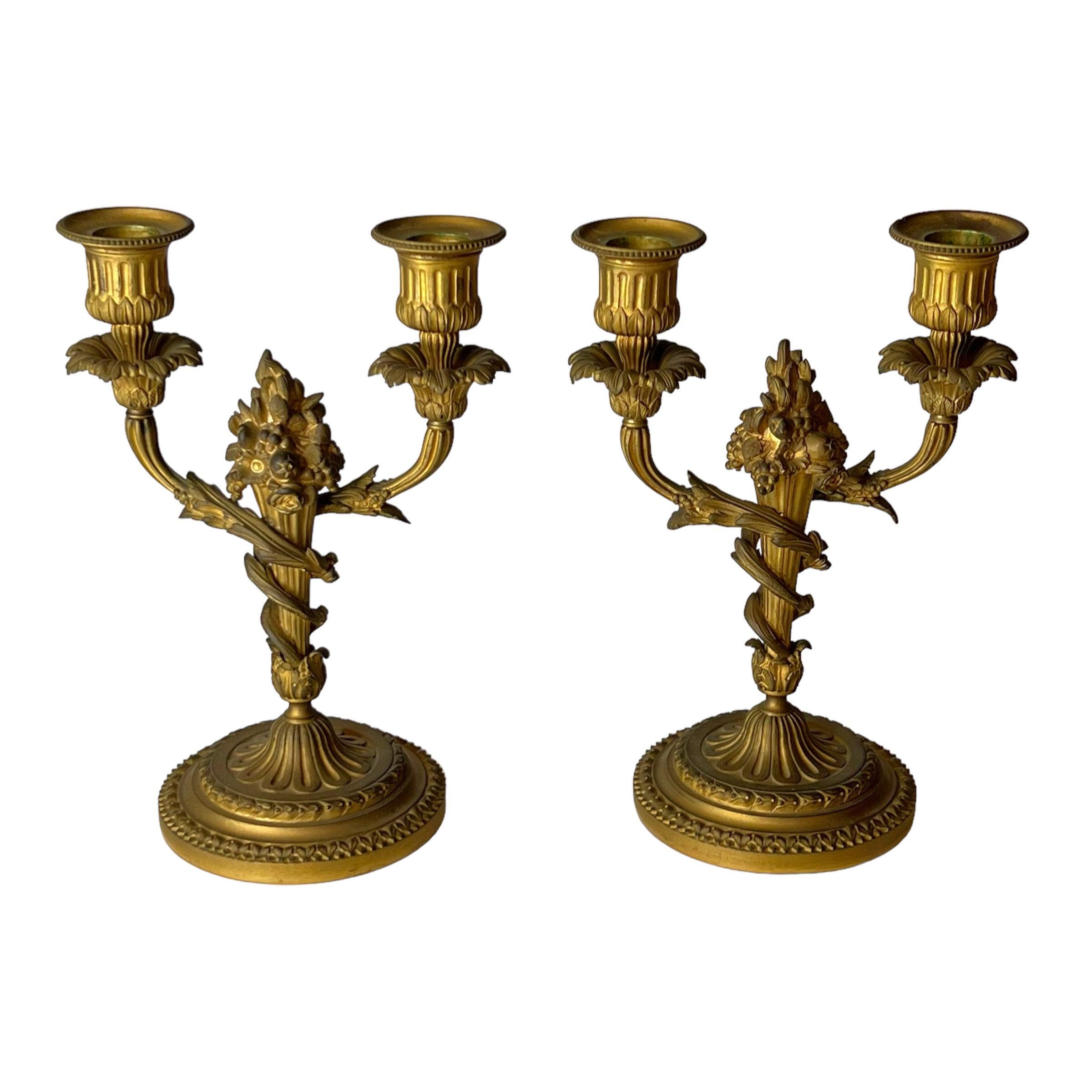 Paire de candélabres à deux lumières en bronze doré de style Louis XVI du XIXe siècle Bon état - En vente à New York, NY