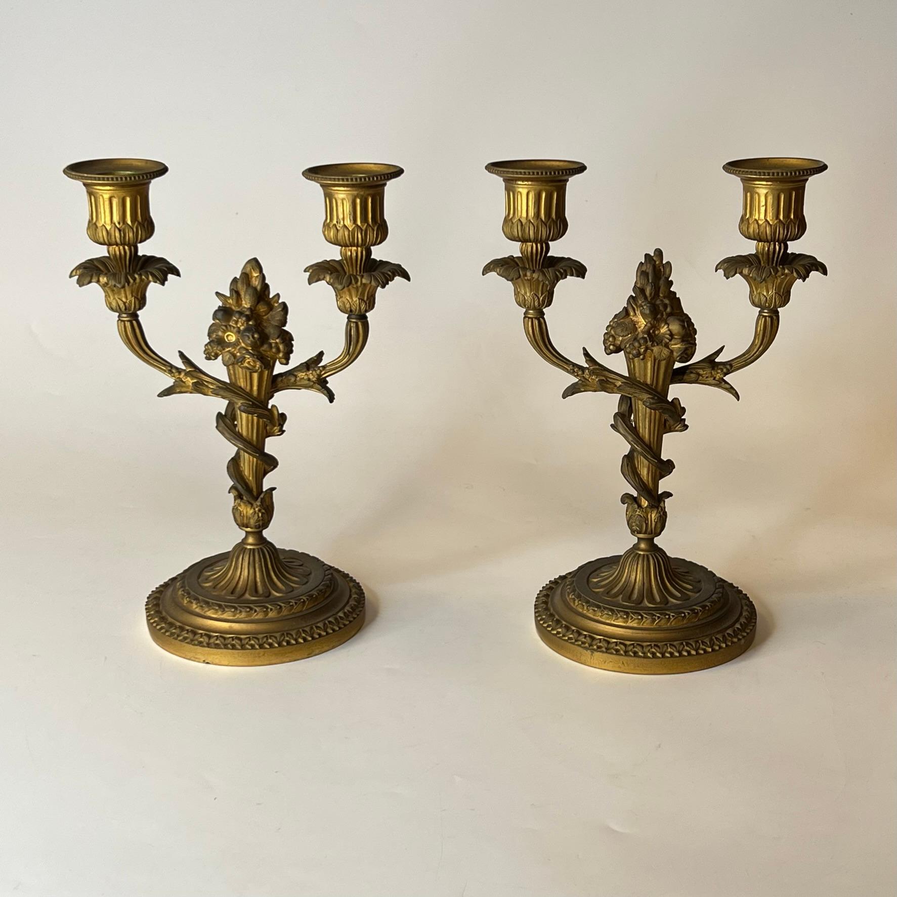 Bronze Paire de candélabres à deux lumières en bronze doré de style Louis XVI du XIXe siècle en vente