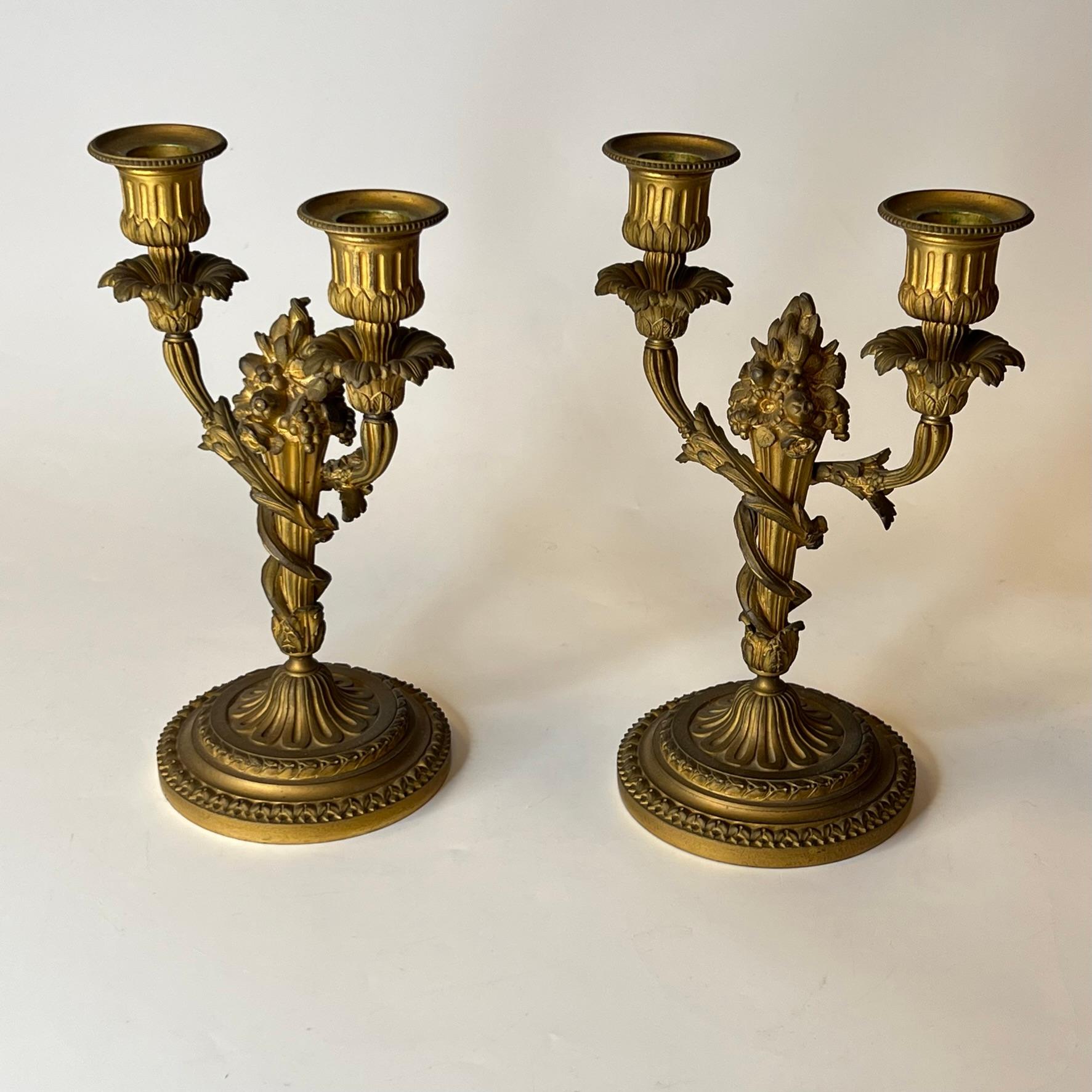 Paire de candélabres à deux lumières en bronze doré de style Louis XVI du XIXe siècle en vente 1