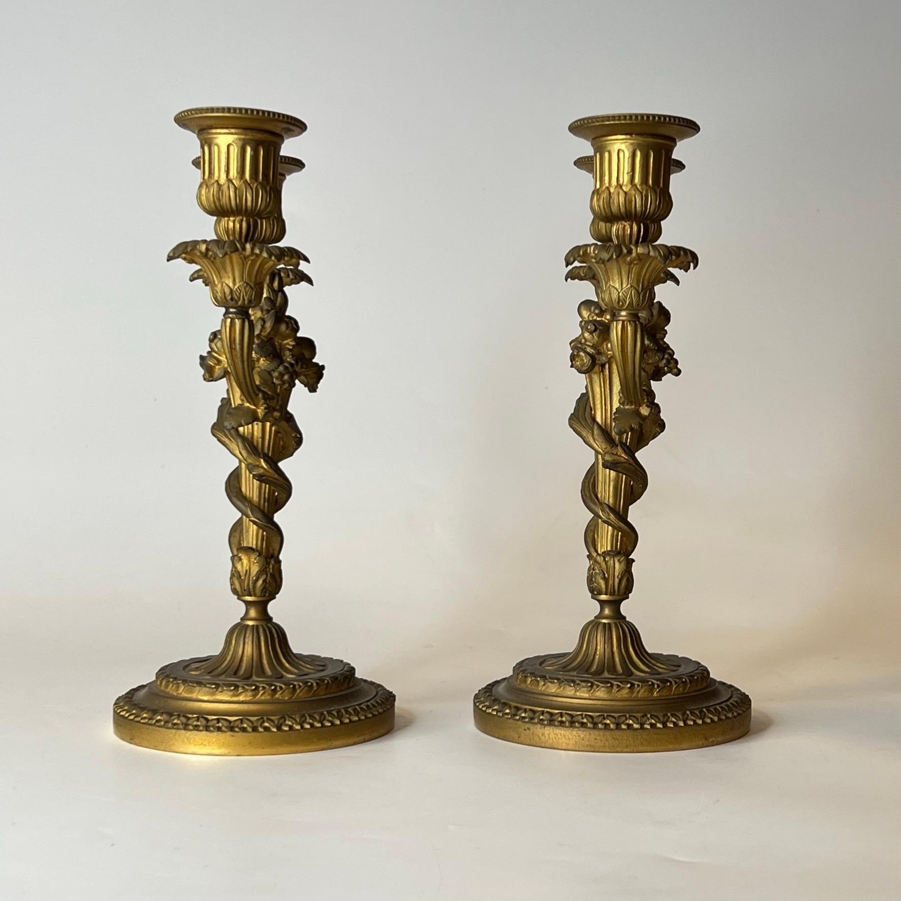 Paire de candélabres à deux lumières en bronze doré de style Louis XVI du XIXe siècle en vente 2