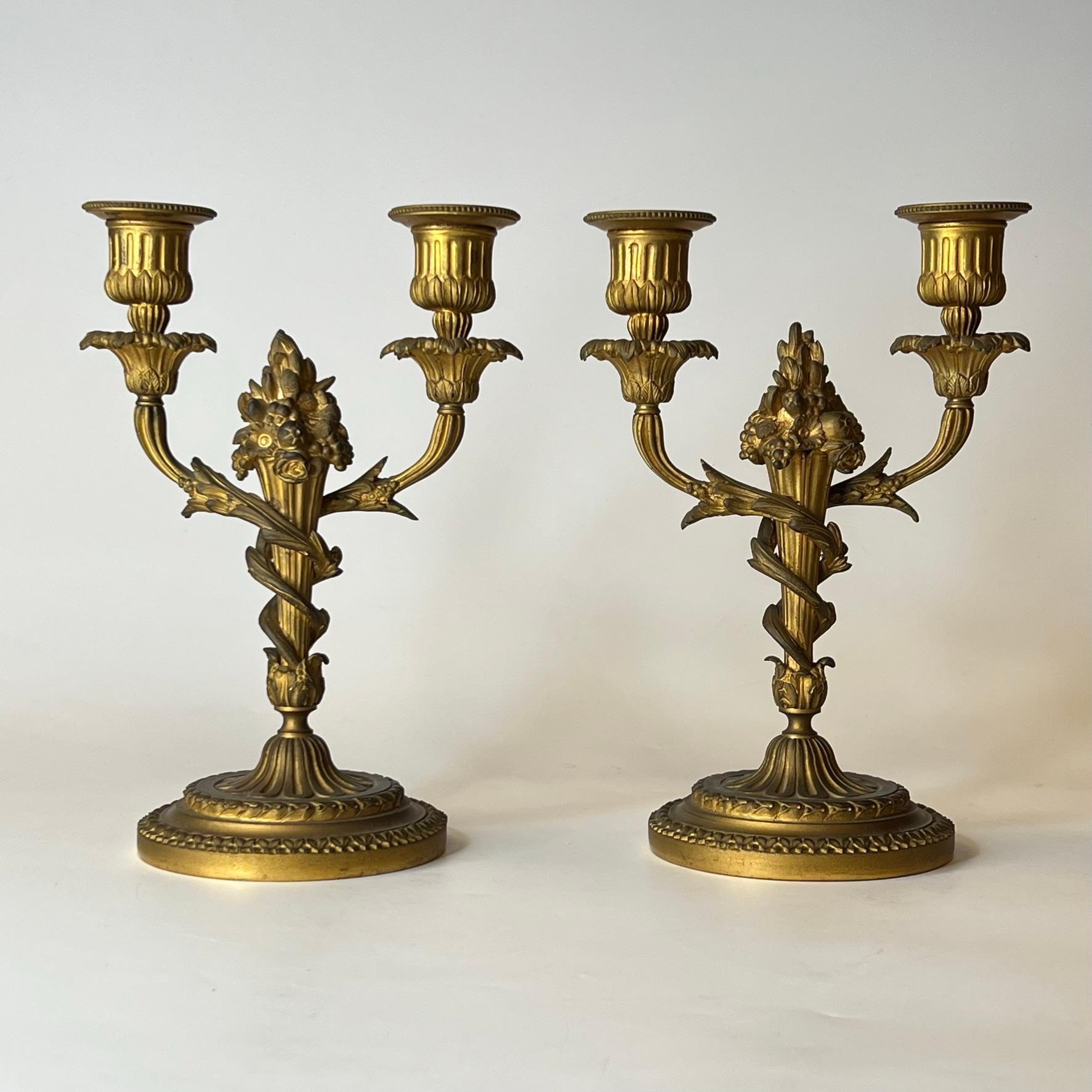Paire de candélabres à deux lumières en bronze doré de style Louis XVI du XIXe siècle en vente 3