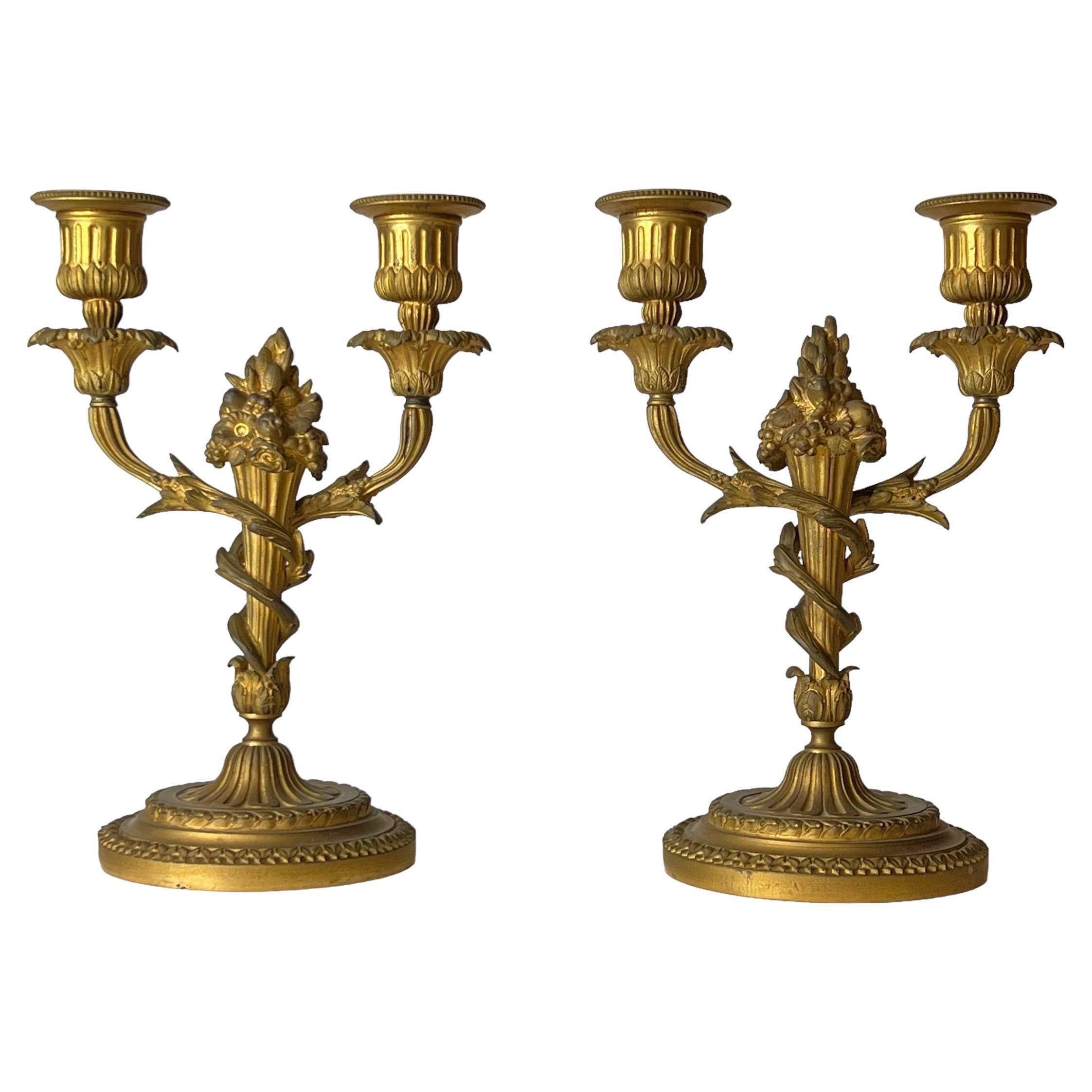 Paire de candélabres à deux lumières en bronze doré de style Louis XVI du XIXe siècle