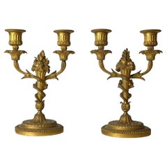 Paire de candélabres à deux lumières en bronze doré de style Louis XVI du XIXe siècle