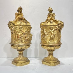 Pareja de Urnas de Bronce Dorado del Siglo XIX a la Manera de Clodión